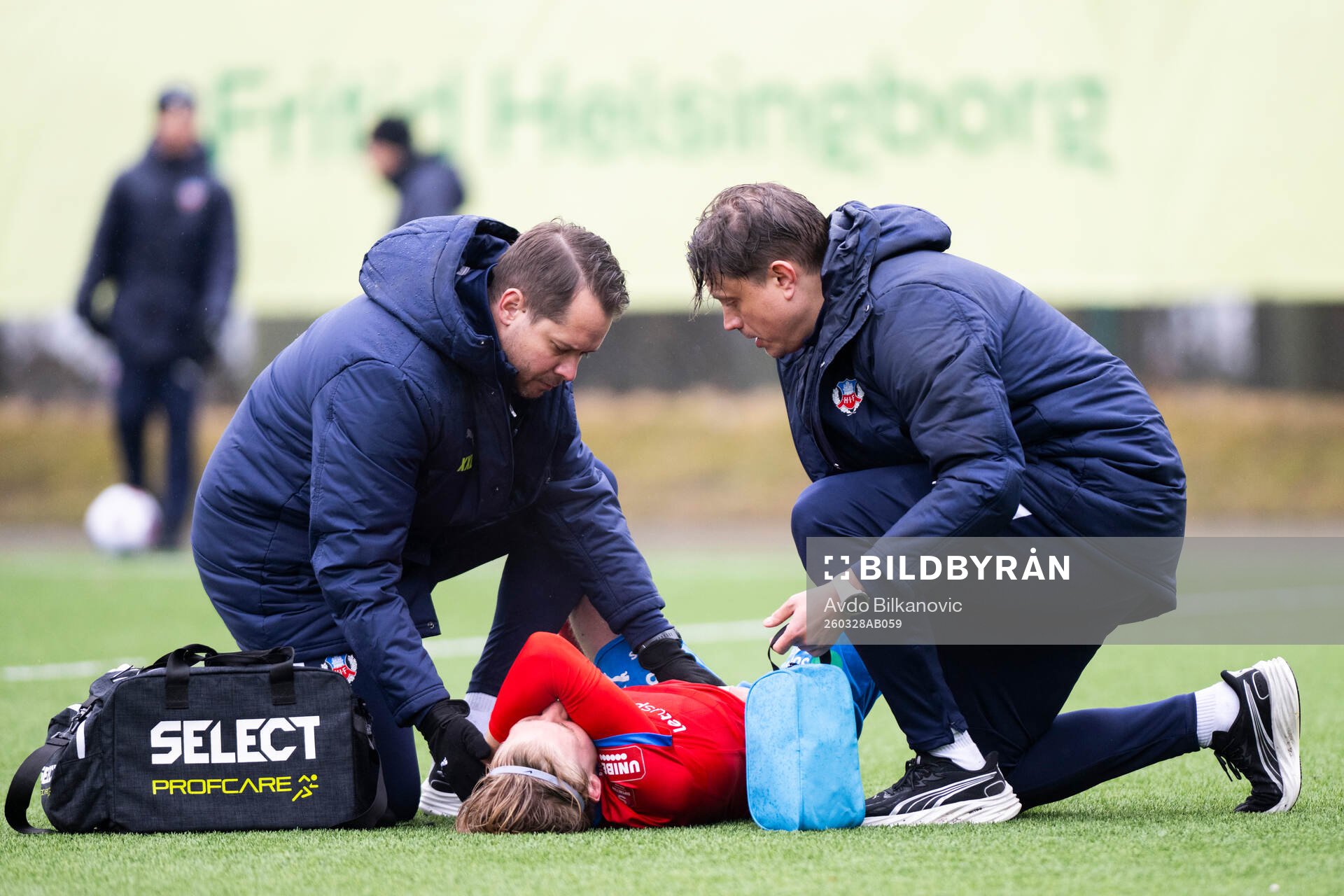 Helsingborgs Leo Hedenberg får hjälp