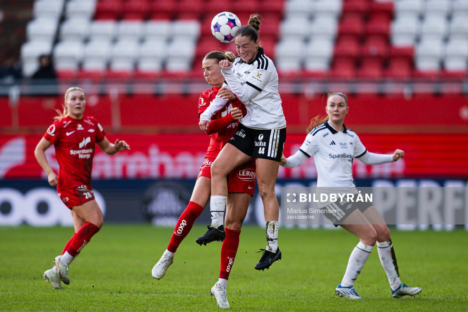 Dilja Yr Zomers of Brann and Karoline Røren Svanes of