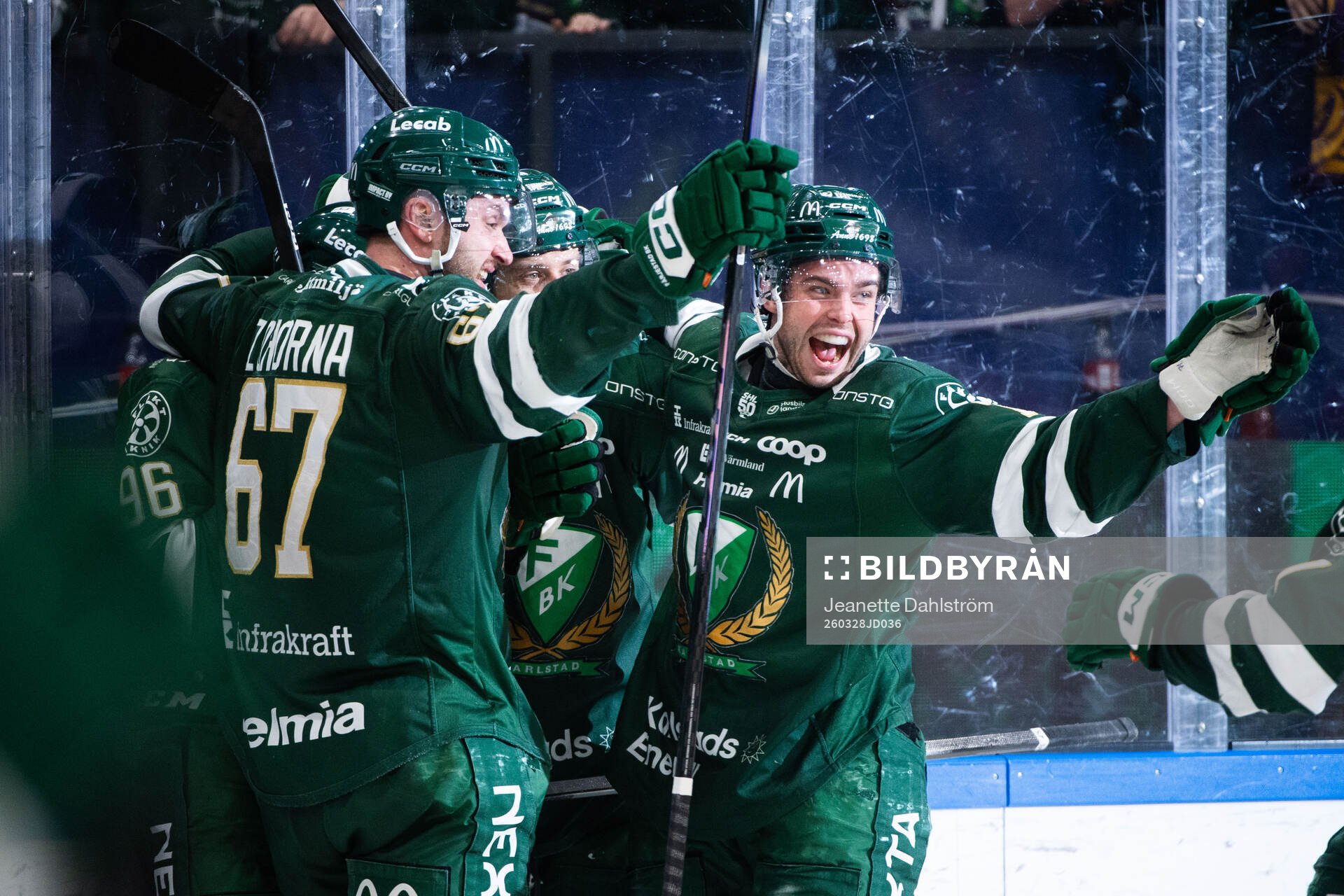 Färjestads David Tomasek jublar med lagkamrater