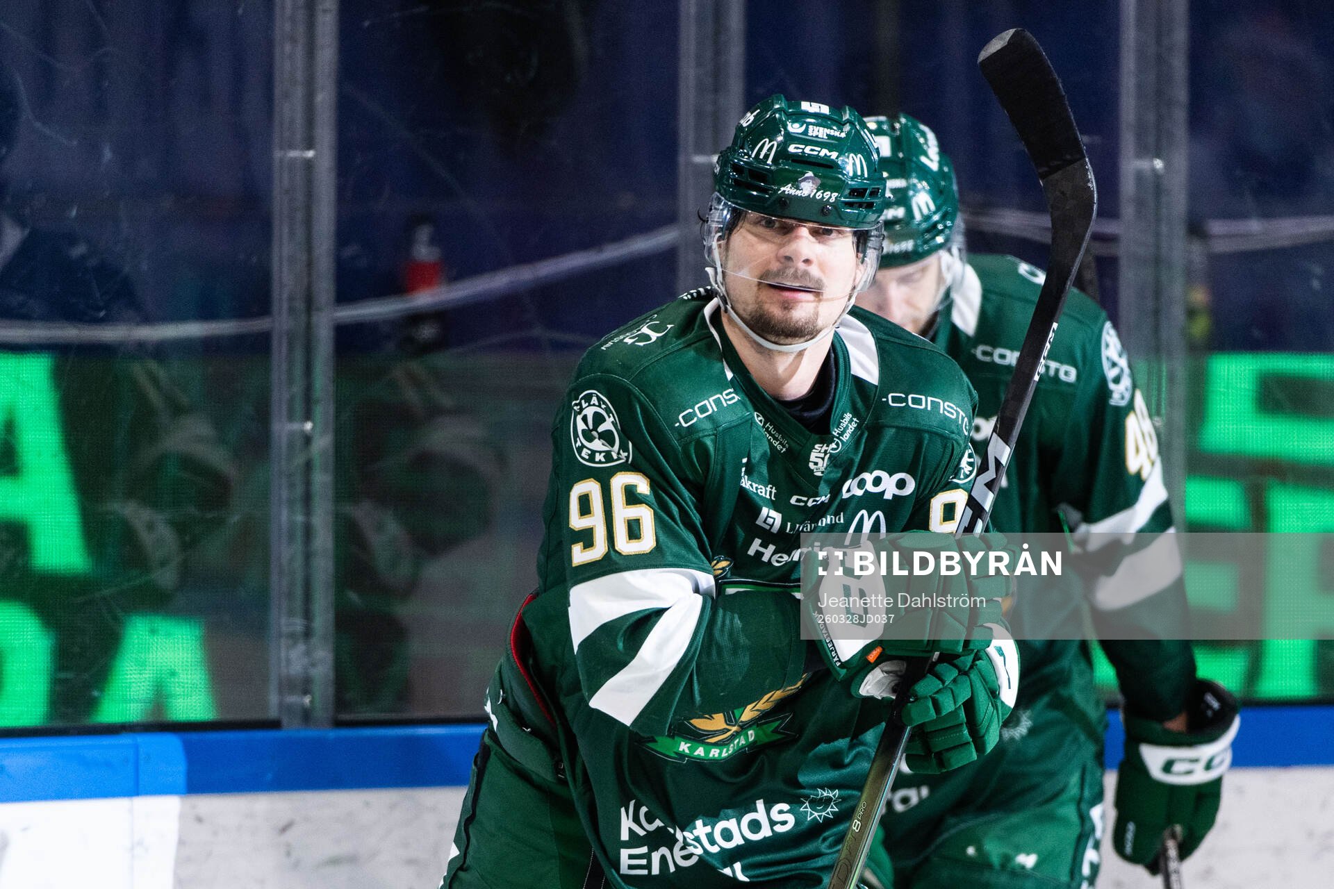 Färjestads David Tomasek jublar