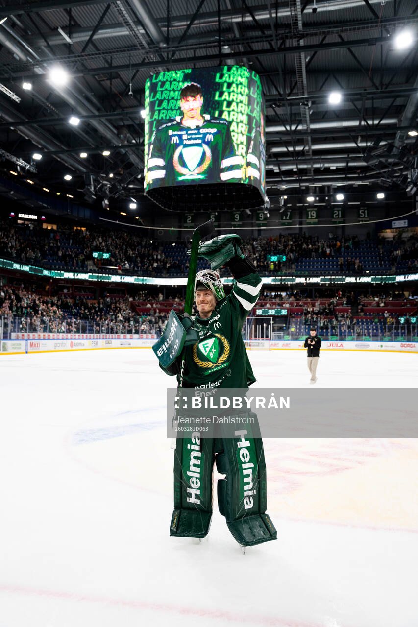 Färjestads målvakt Emil Larmi jublar