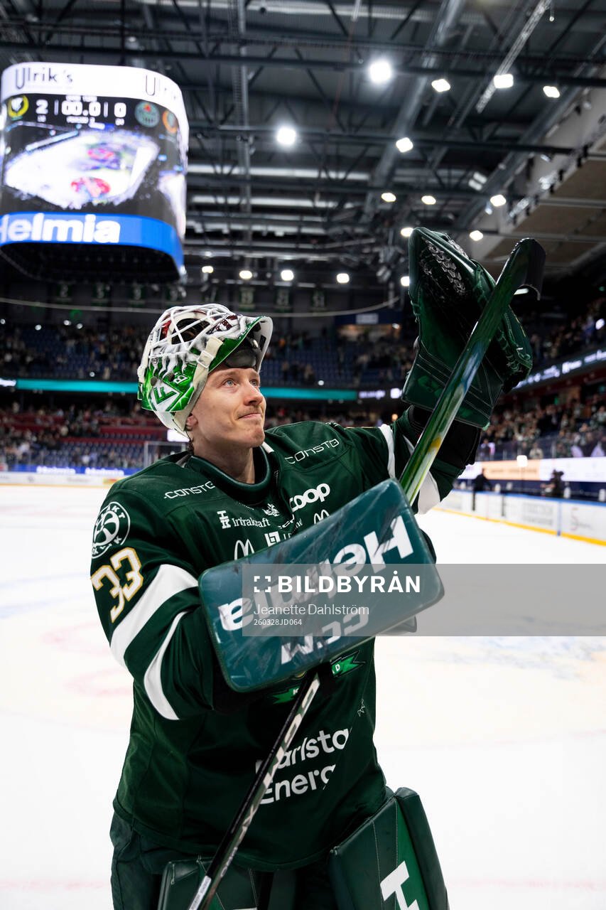Färjestads målvakt Emil Larmi jublar