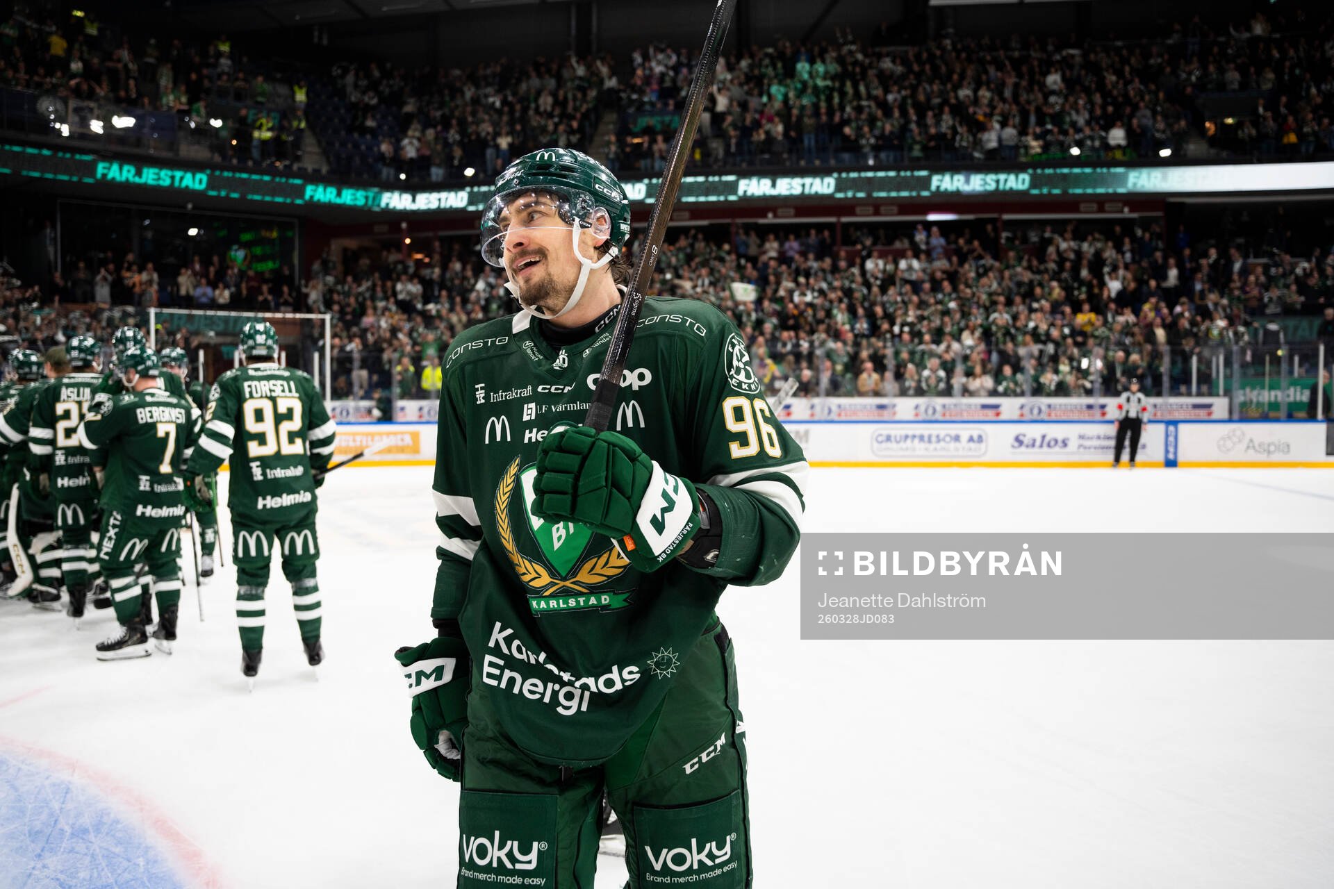 Färjestads David Tomasek jublar