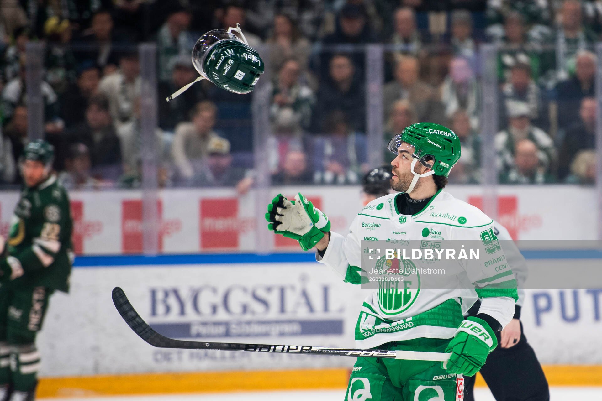 Rögles Mark Friedman med Färjestads Viktor Lodin hjälm
