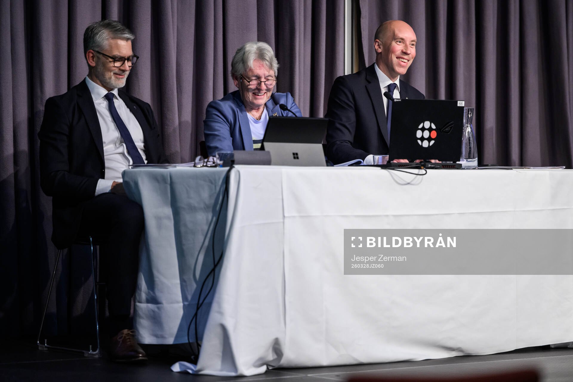 s generalsekreterare Niclas Carlnén, mötesordförande