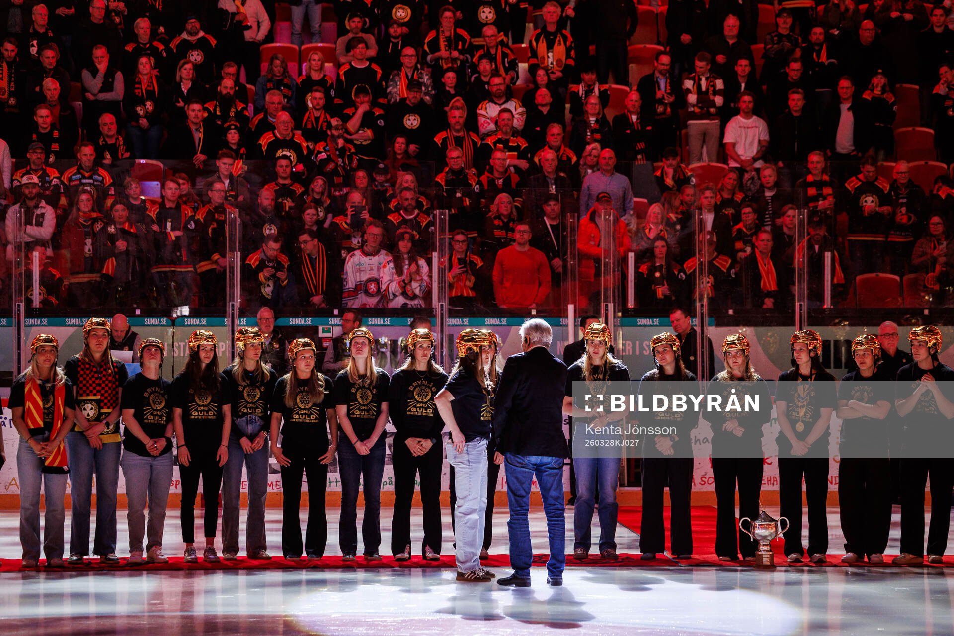 Brynäs damlag hyllas i periodpaus av kvartsfinal tre i SHL