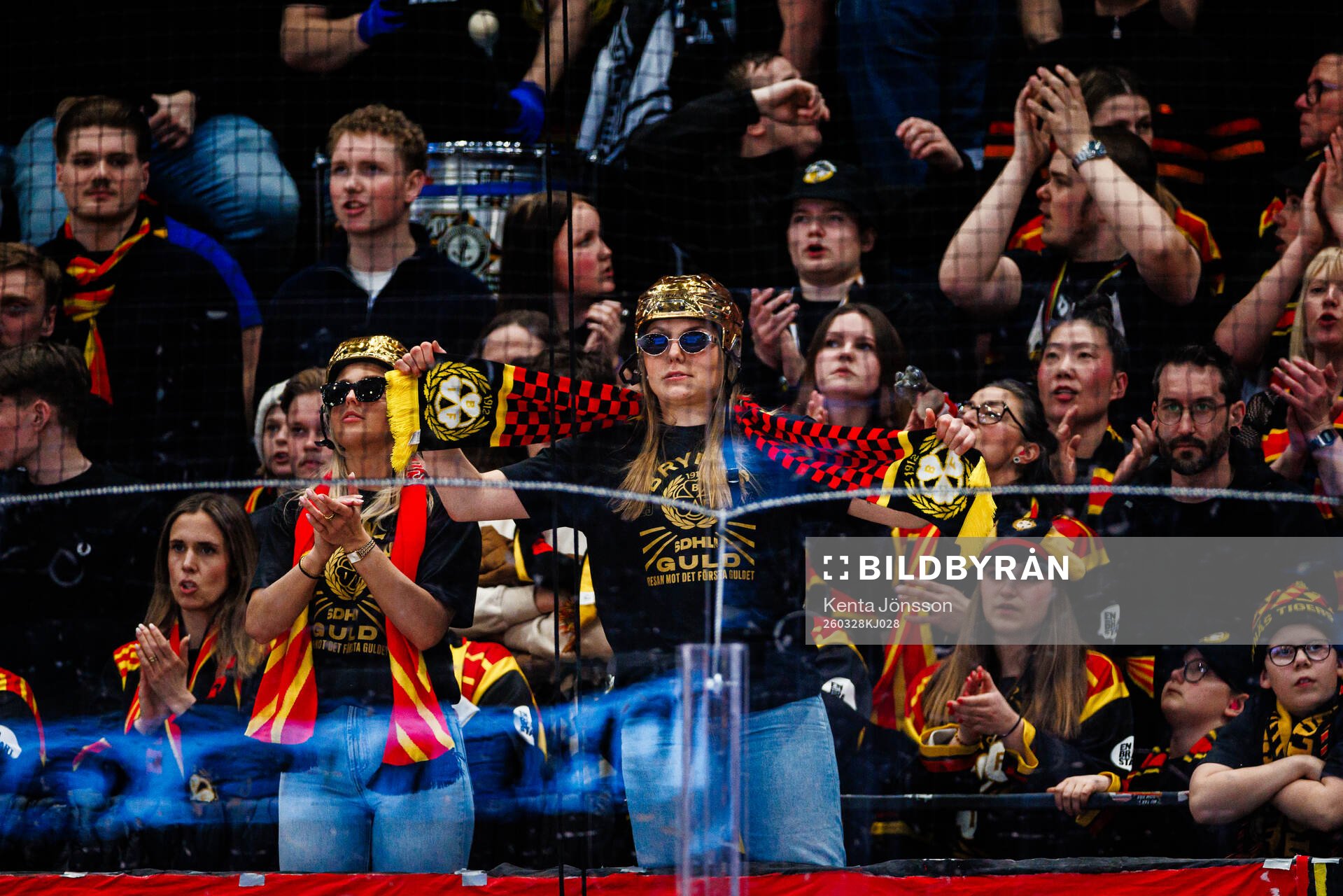 Spelare från Brynäs damlag i publiken
