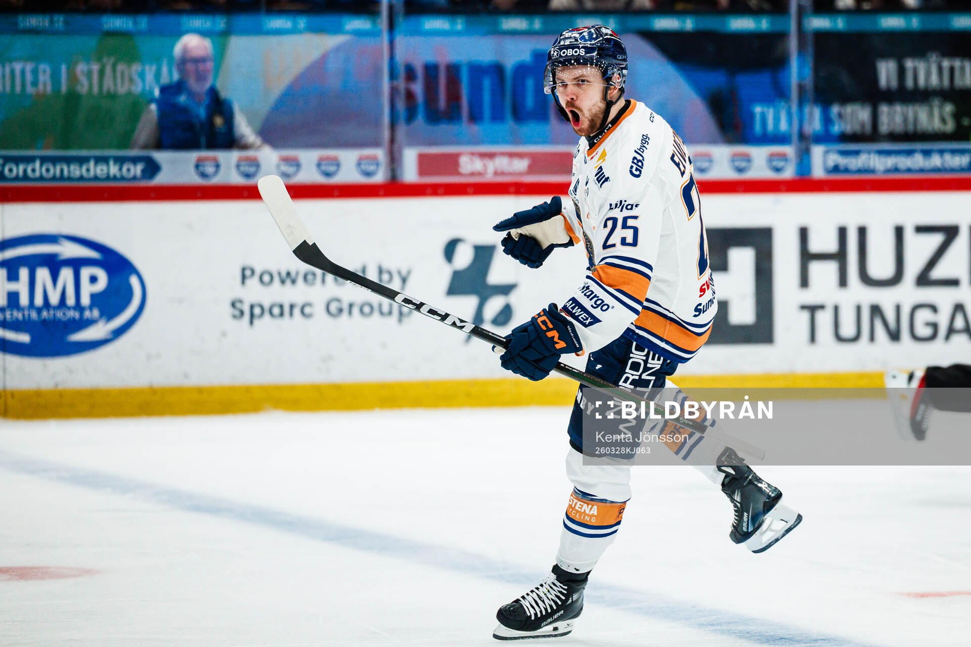 Växjös Lucas Elvenes jublar