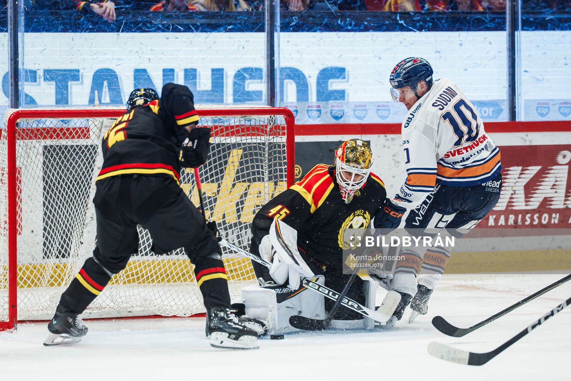 Växjös Eemeli Suomi mot Brynäs målvakt Damian Clara