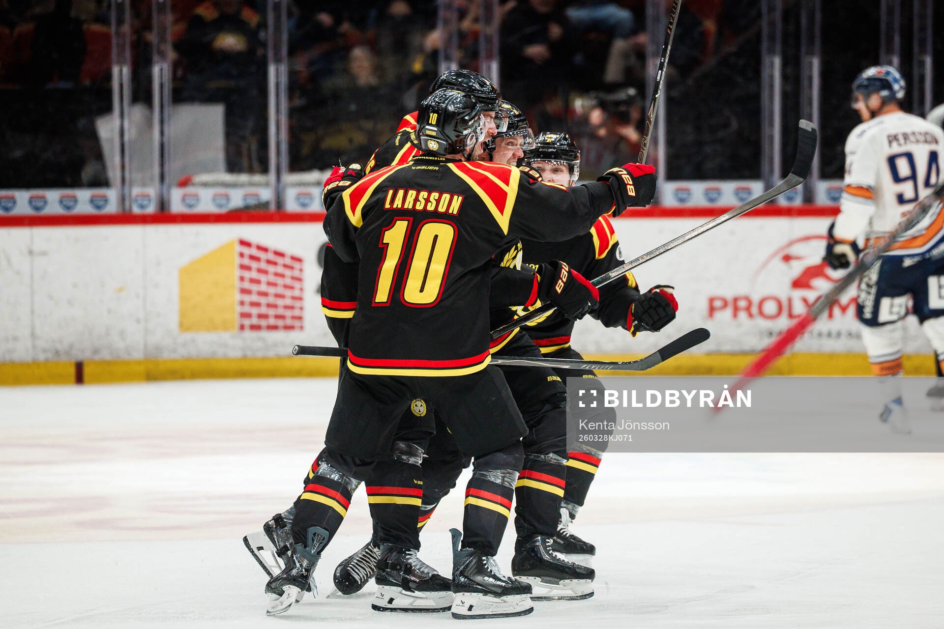 Brynäs Jakob Silfverberg jublar med lagkamrater