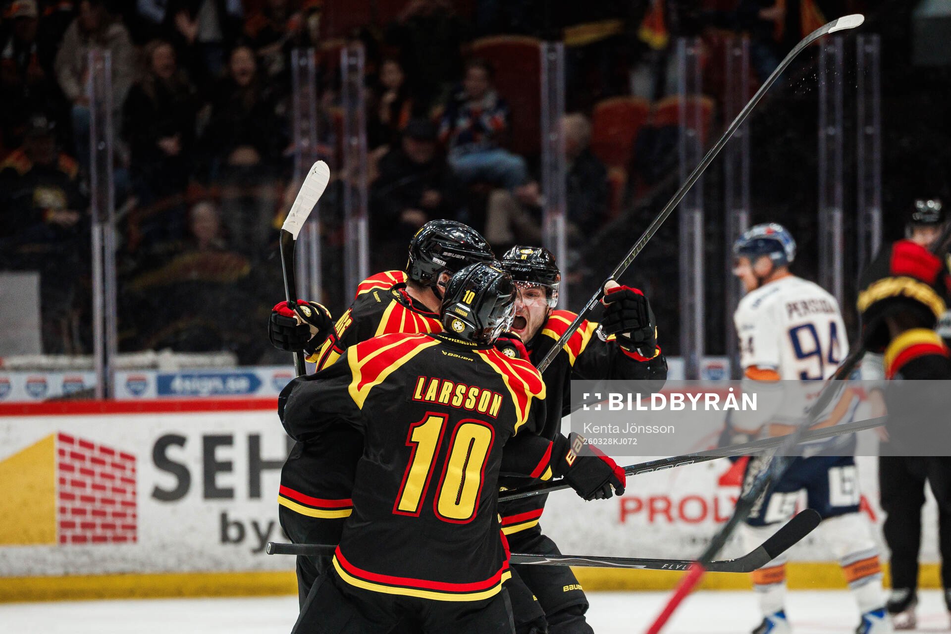 Brynäs Jakob Silfverberg jublar med lagkamrater