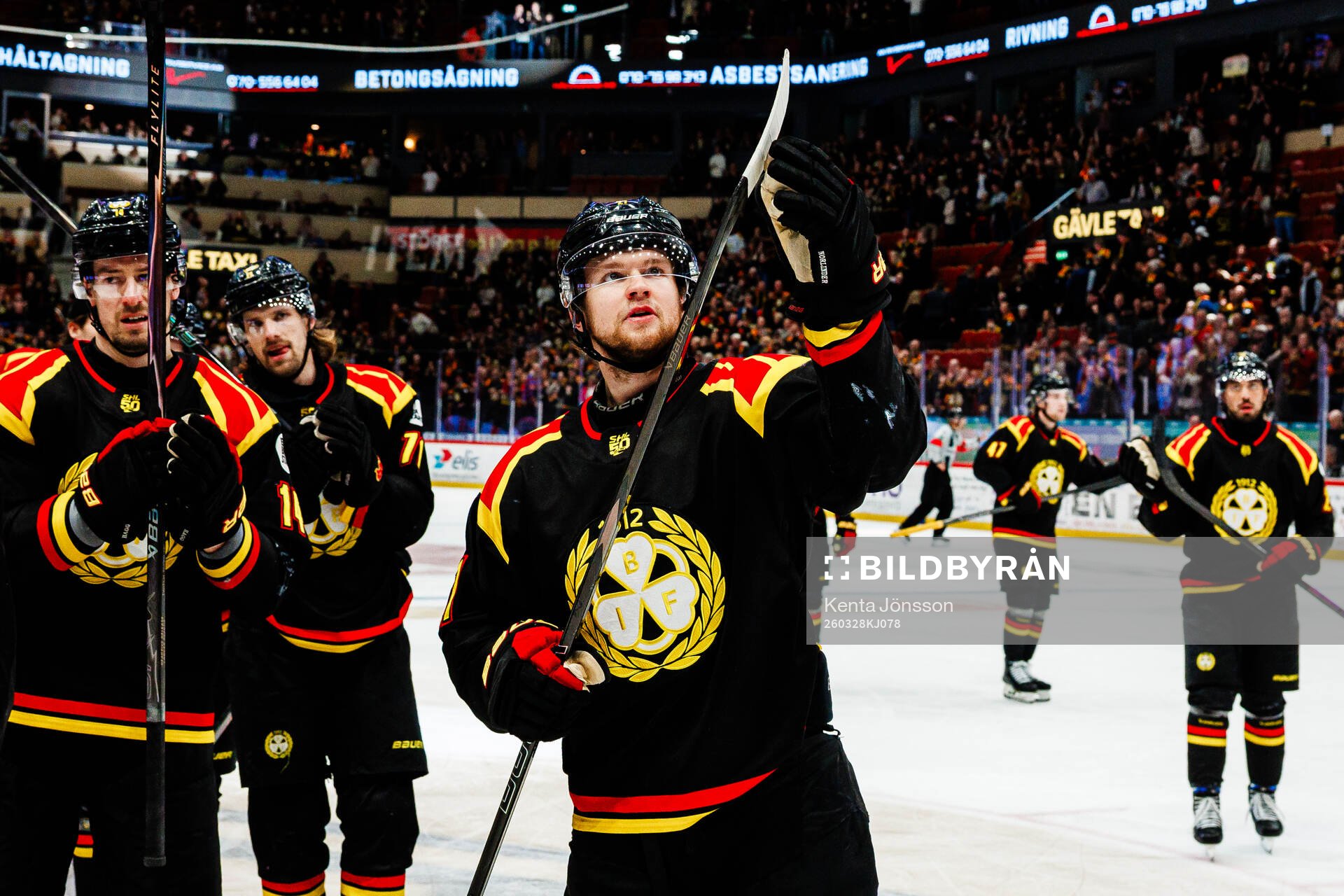 Brynäs spelare applåderar publiken