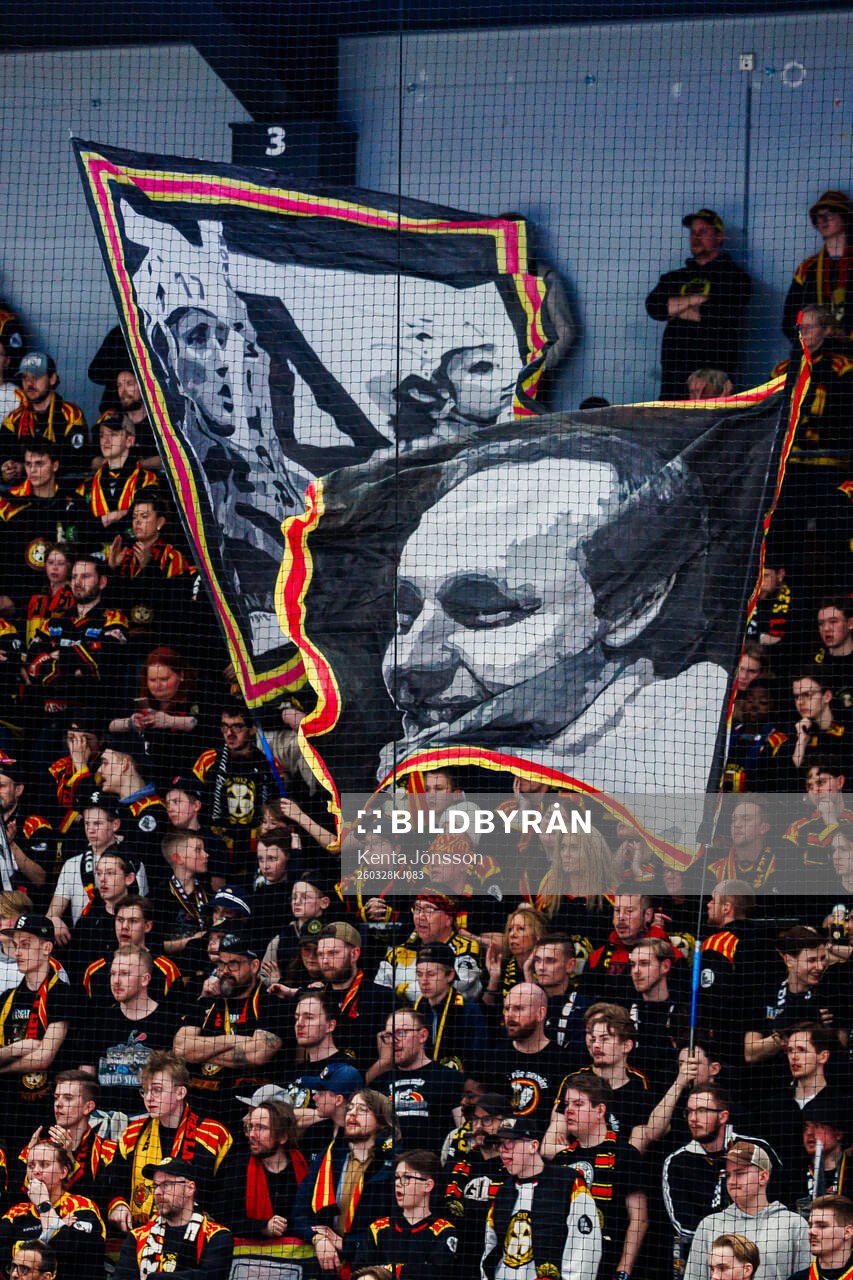 Brynäs supportrar med flaggor med motiv föreställande