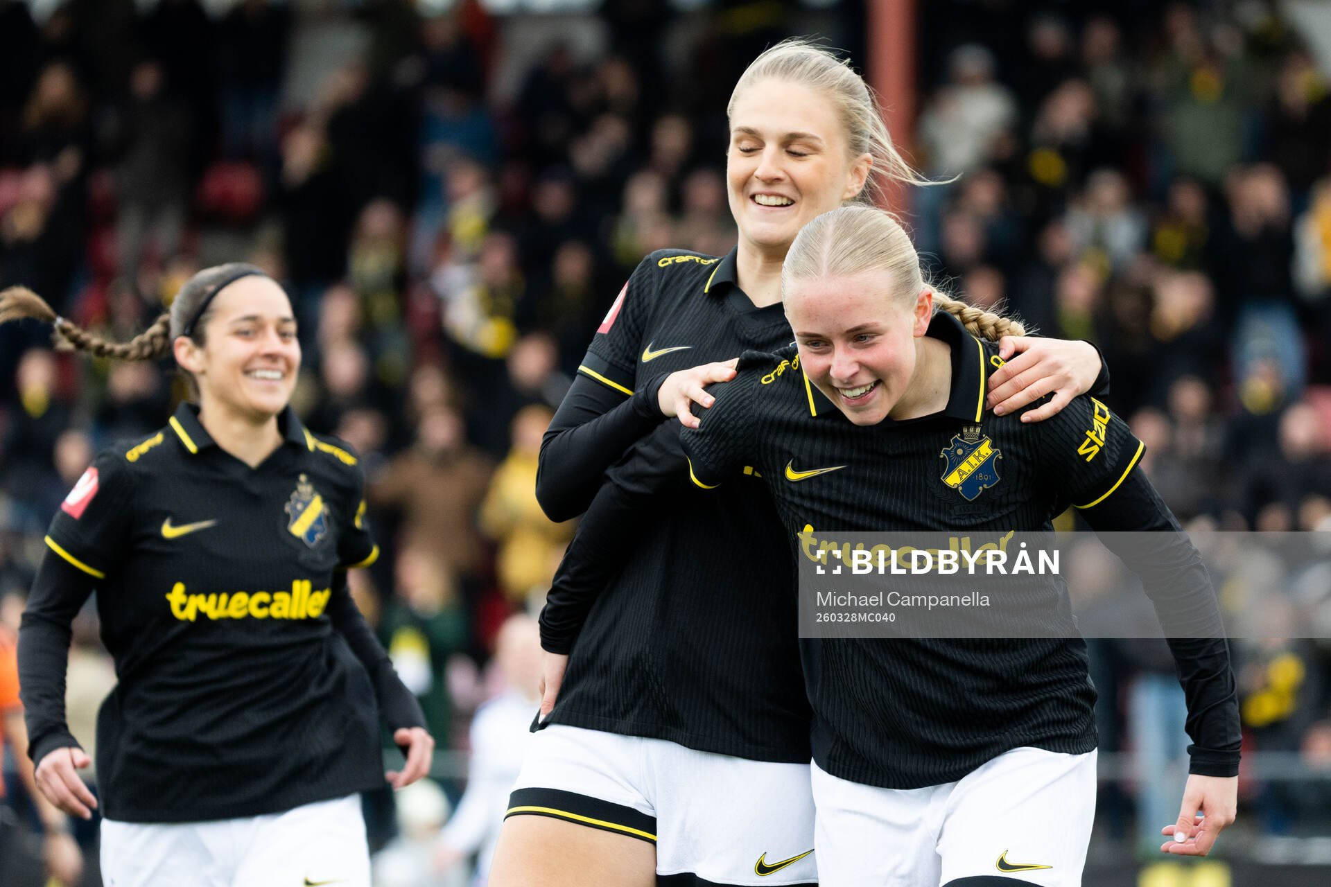 AIKs Nova Selin jublar med Lisa Björk