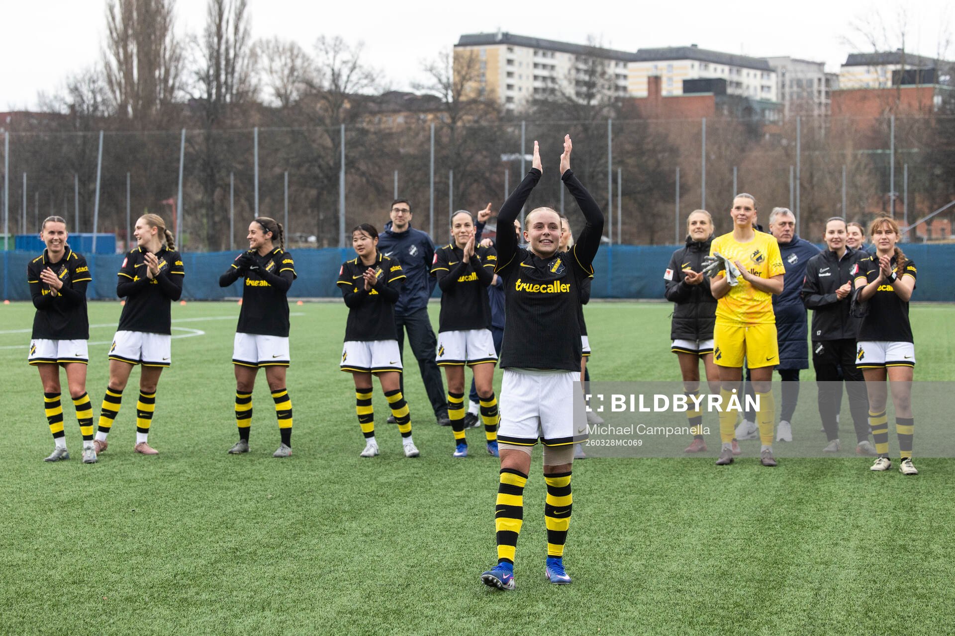 AIKs Nova Selin jublar med lagkamrater