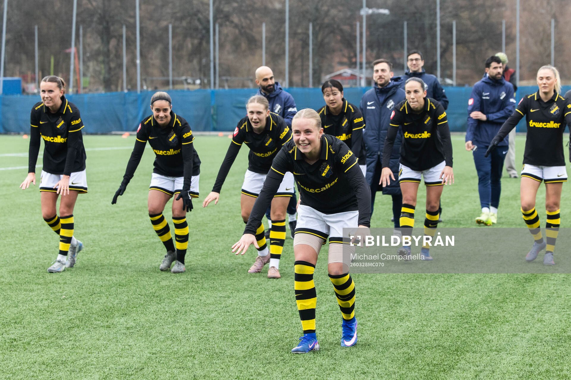 AIKs Nova Selin jublar med lagkamrater