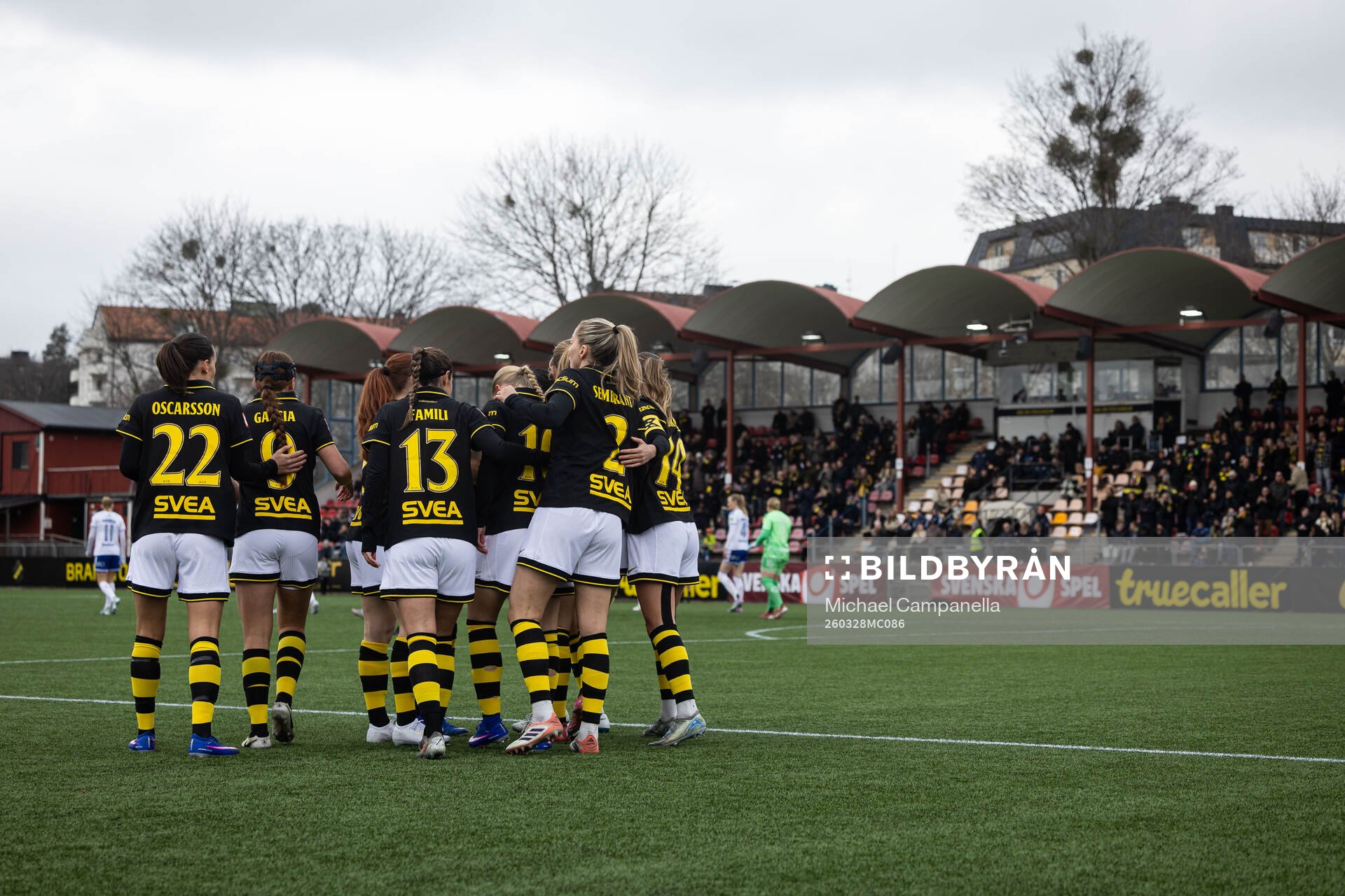 AIKs Nova Selin jublar med lagkamrater