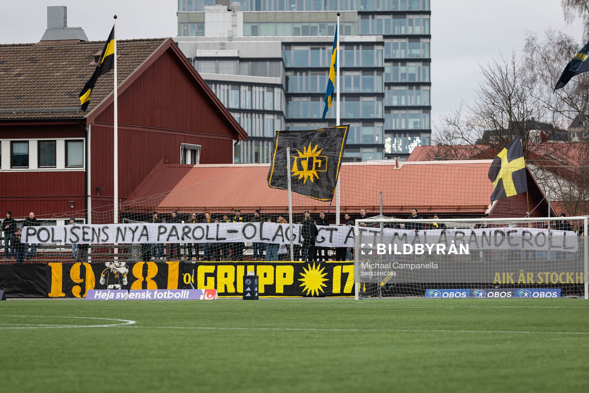 AIKs supportrar med en banderoll