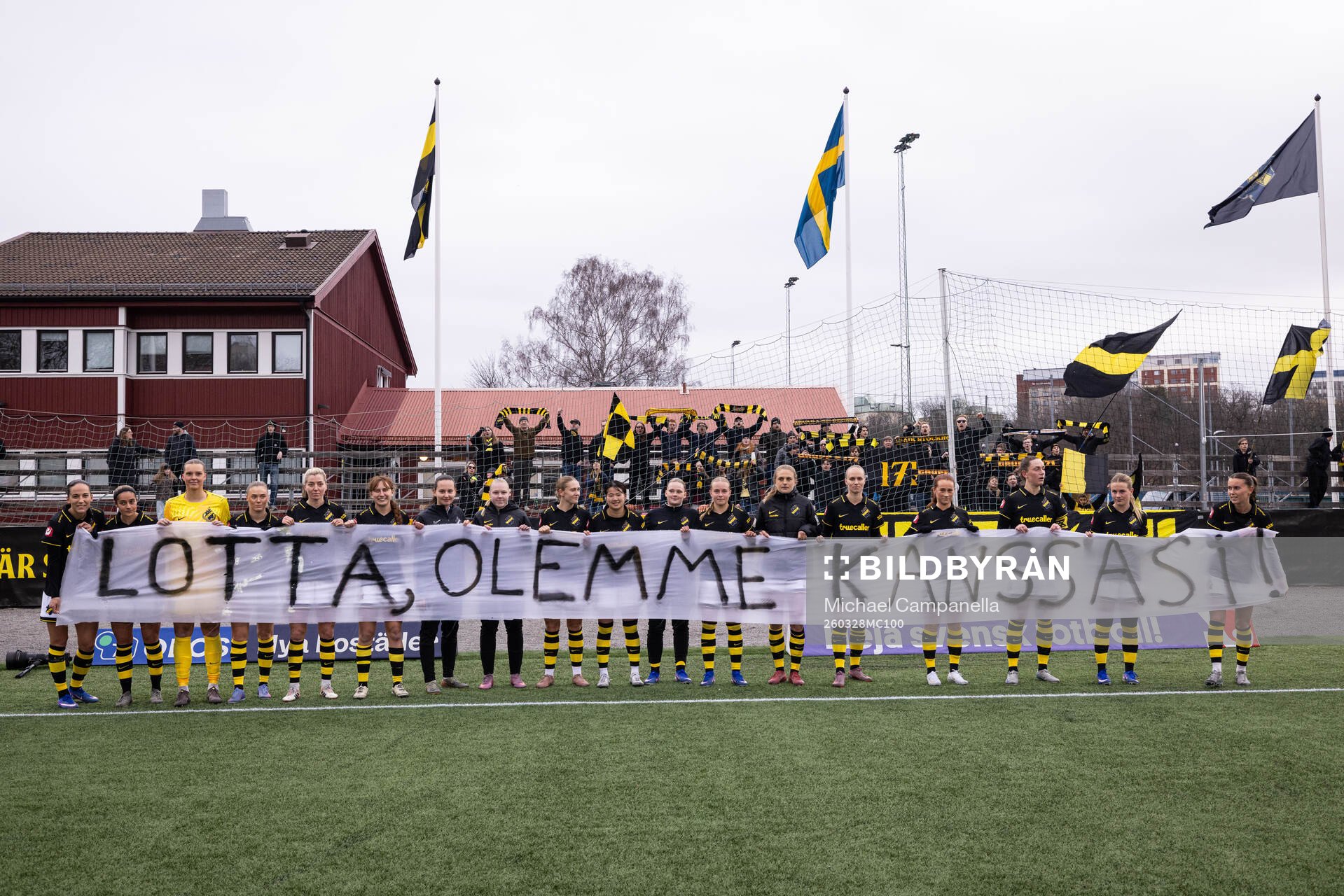 AIKs spelare med en banderoll