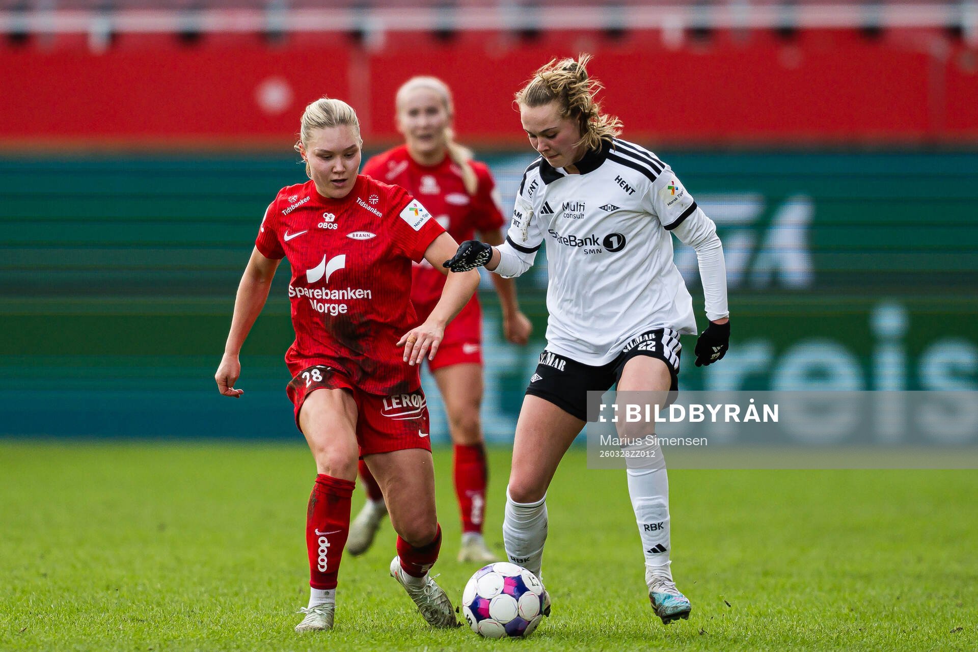 Emma-Helena Peuhkurinen of Brann and Cille Nilsen of