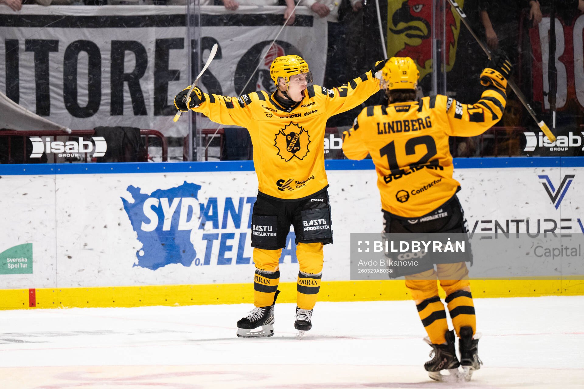 Skellefteås Oskar Vuollet jublar