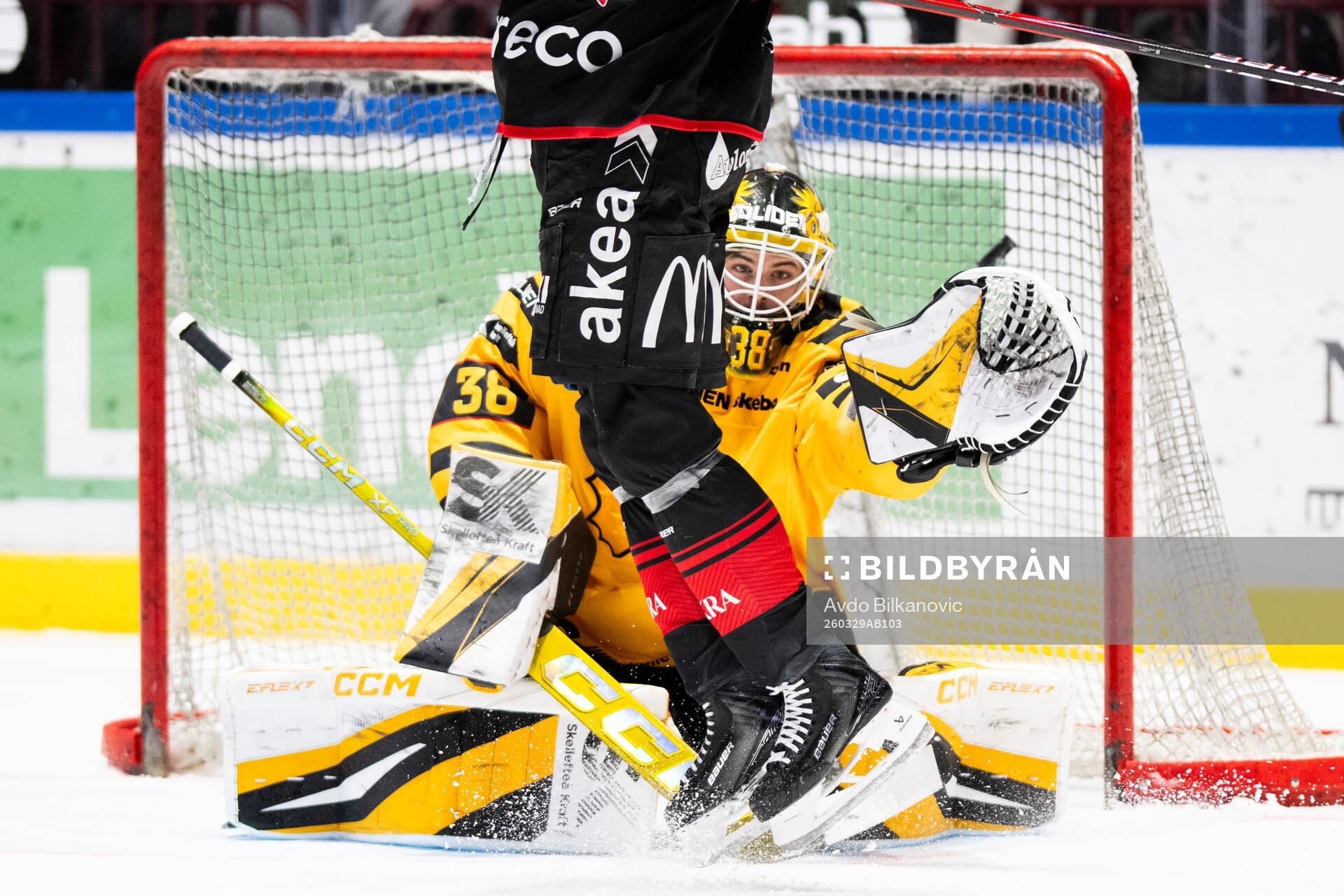Malmö Redhawks Topi Niemelä skjuter pucken in bakom