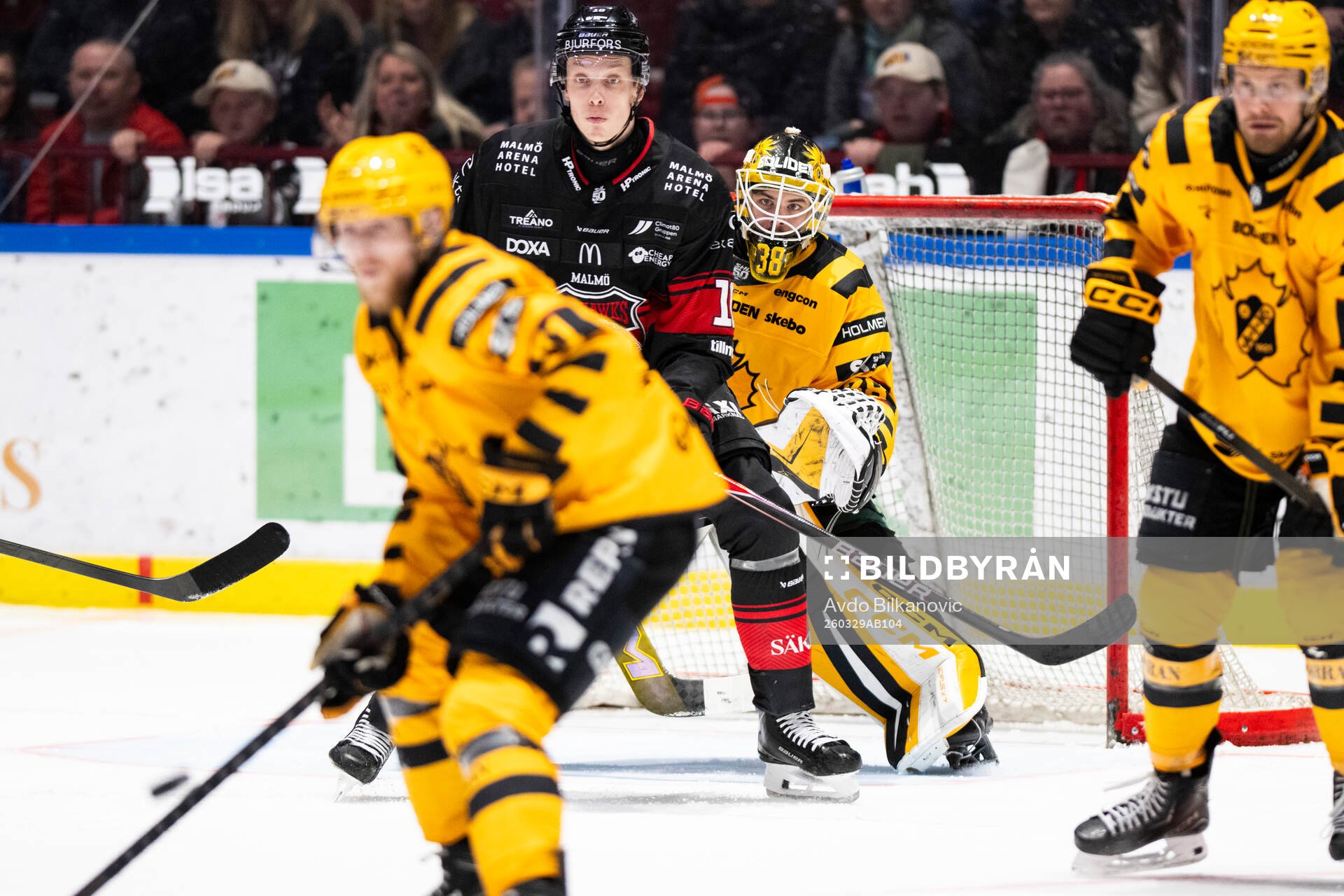 Malmö Redhawks Topi Niemelä skjuter pucken in bakom