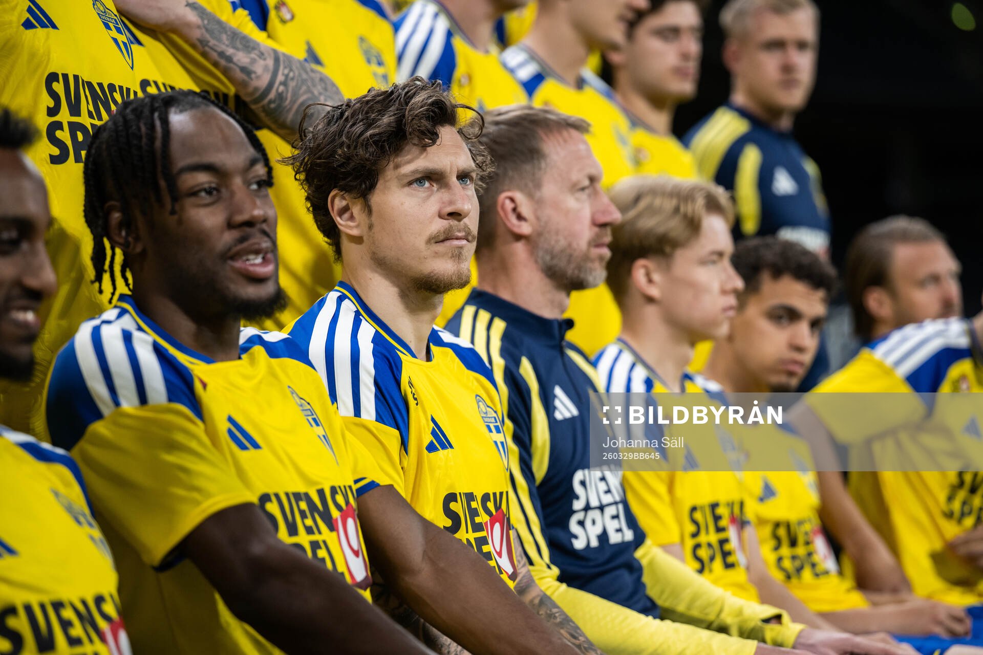 Anthony Elanga and Victor Nilsson Lindelöf of the Swedish