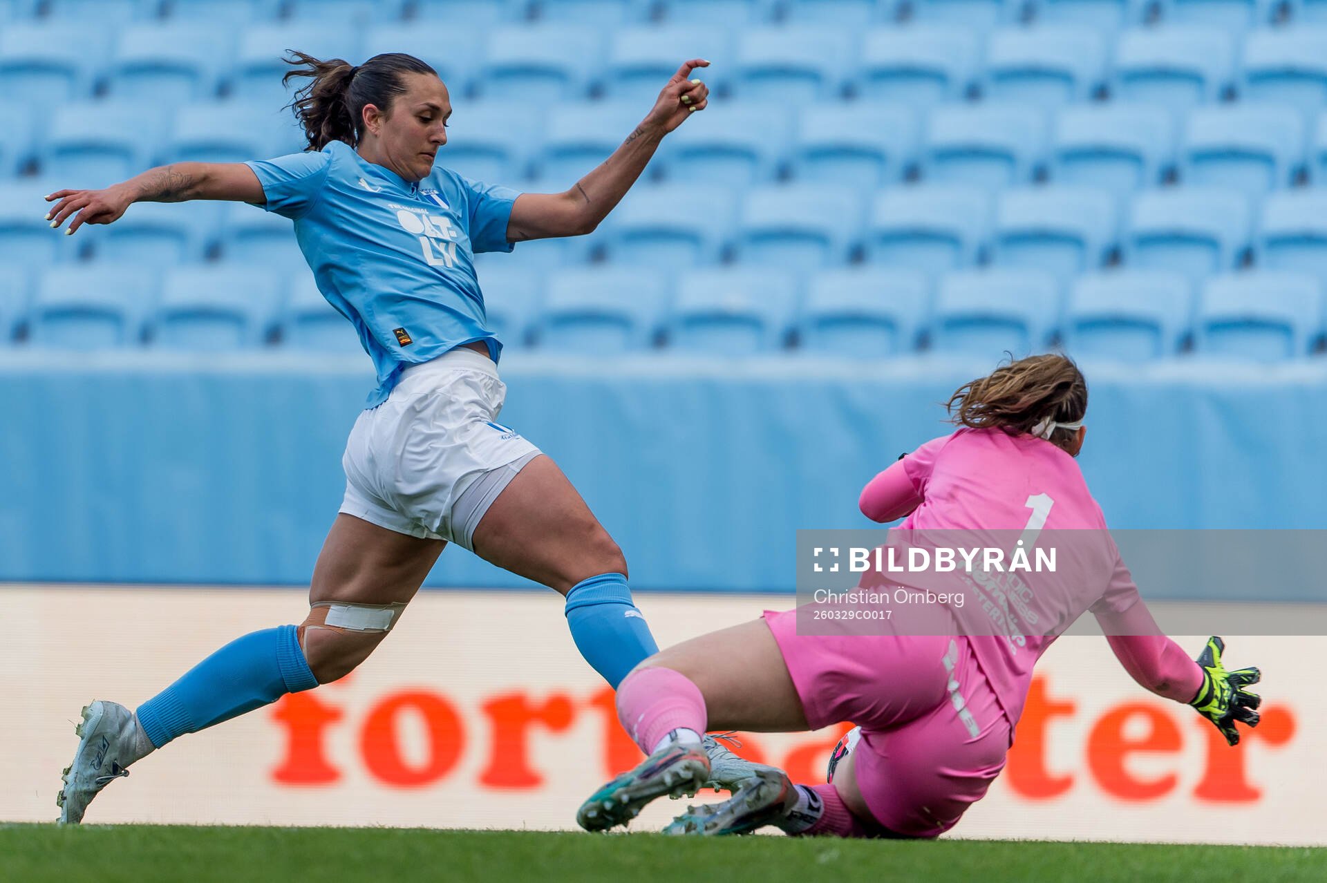 Malmö FFs Isabella D'Aquila och IK Uppsalas målvakt