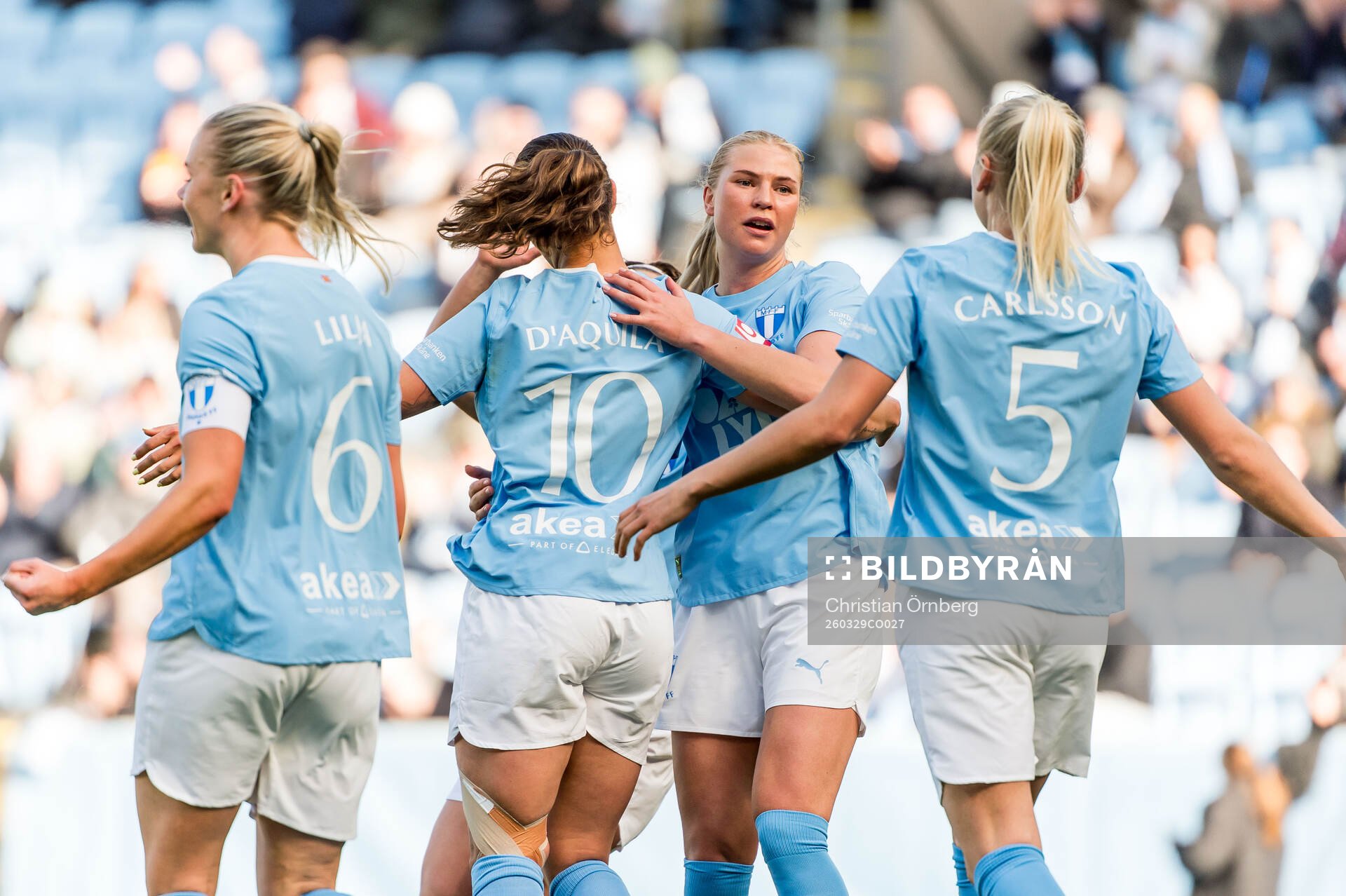 Malmö FFs Isabella D'Aquila och Ellen Löfqvist jublar