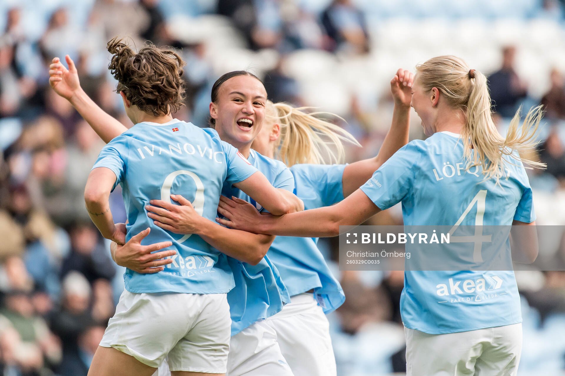 Malmö FFs Amy Sayer jublar med lagkamrater