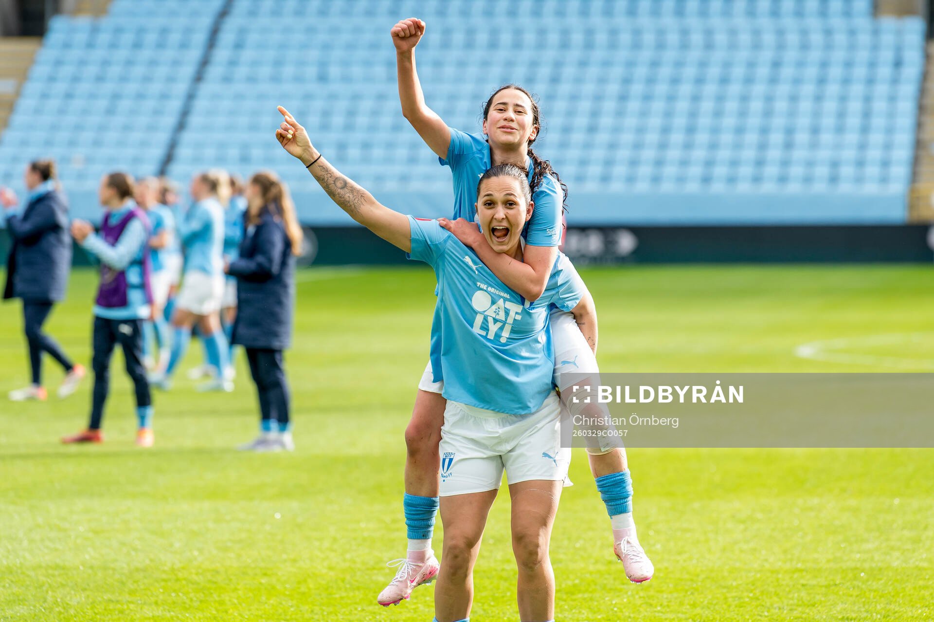 Malmö FFs Isabella D'Aquila och Mayar Khatawi jublar