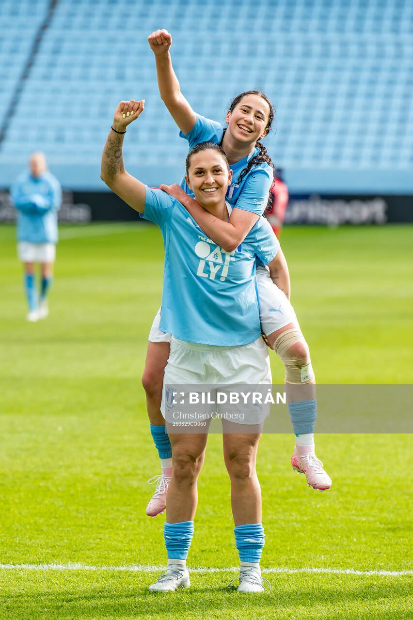 Malmö FFs Isabella D'Aquila och Mayar Khatawi jublar