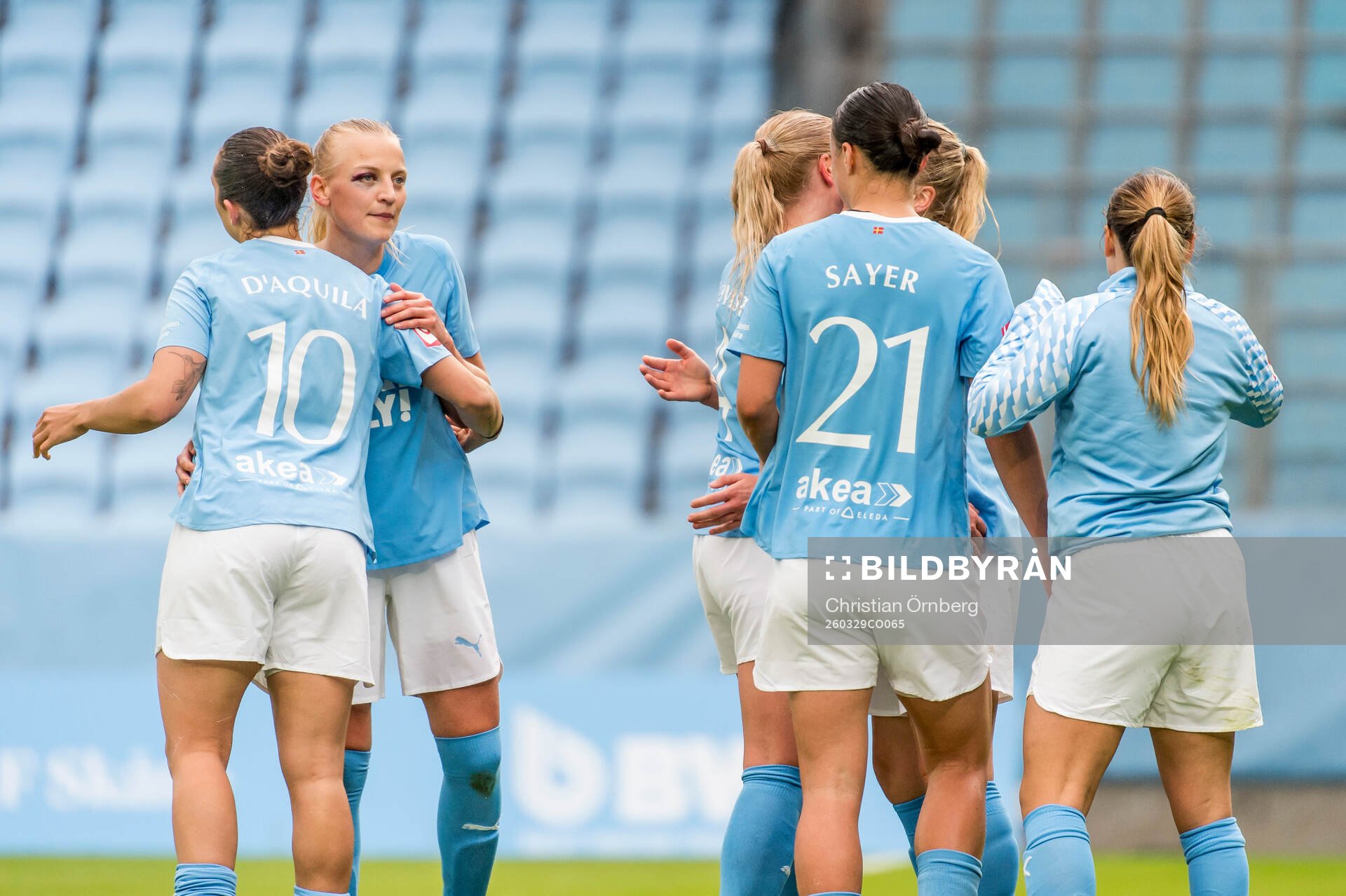 Malmö FFs Wilma Carlsson jublar med lagkamraterna