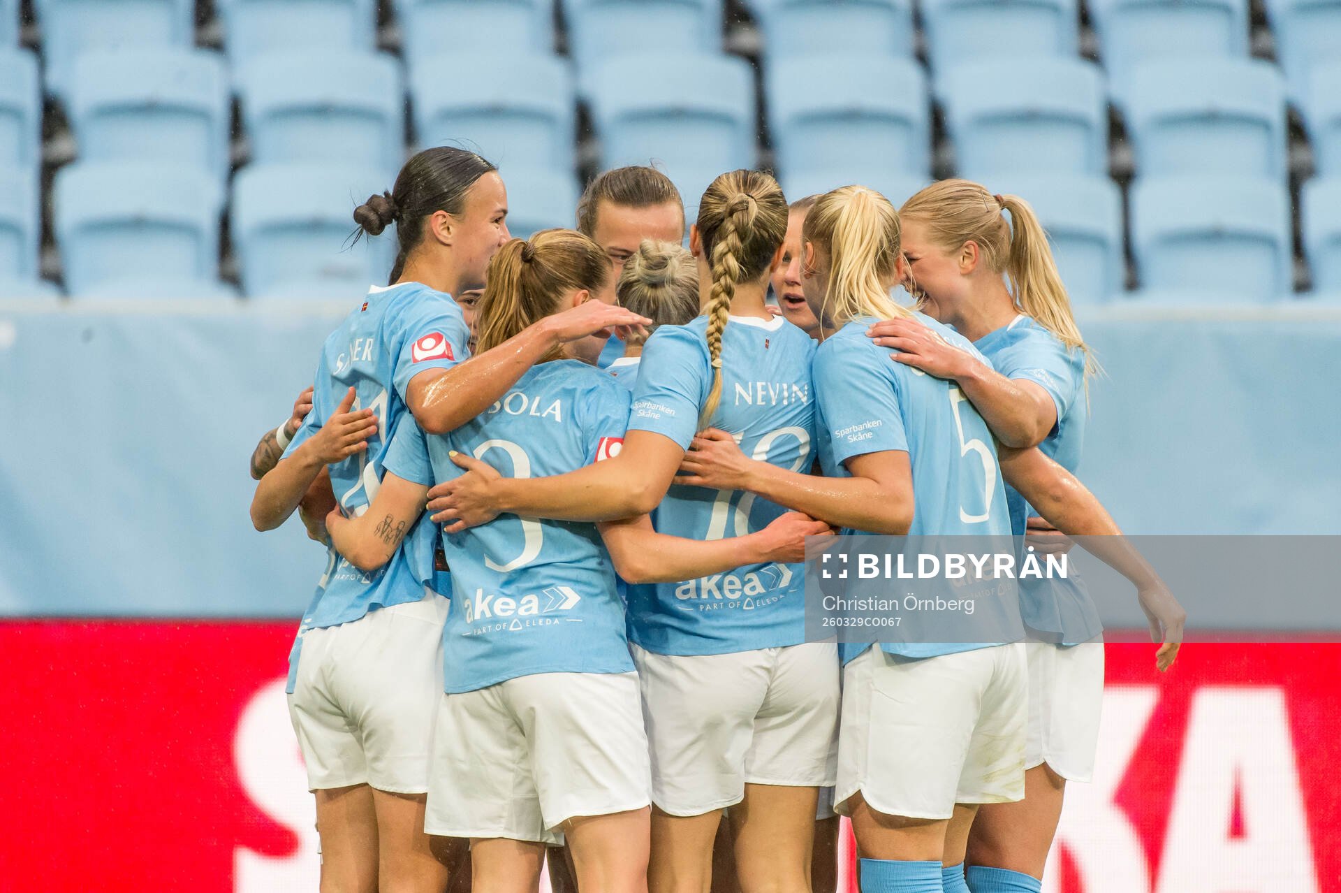 Malmö FFs Mia Persson och spelare jublar
