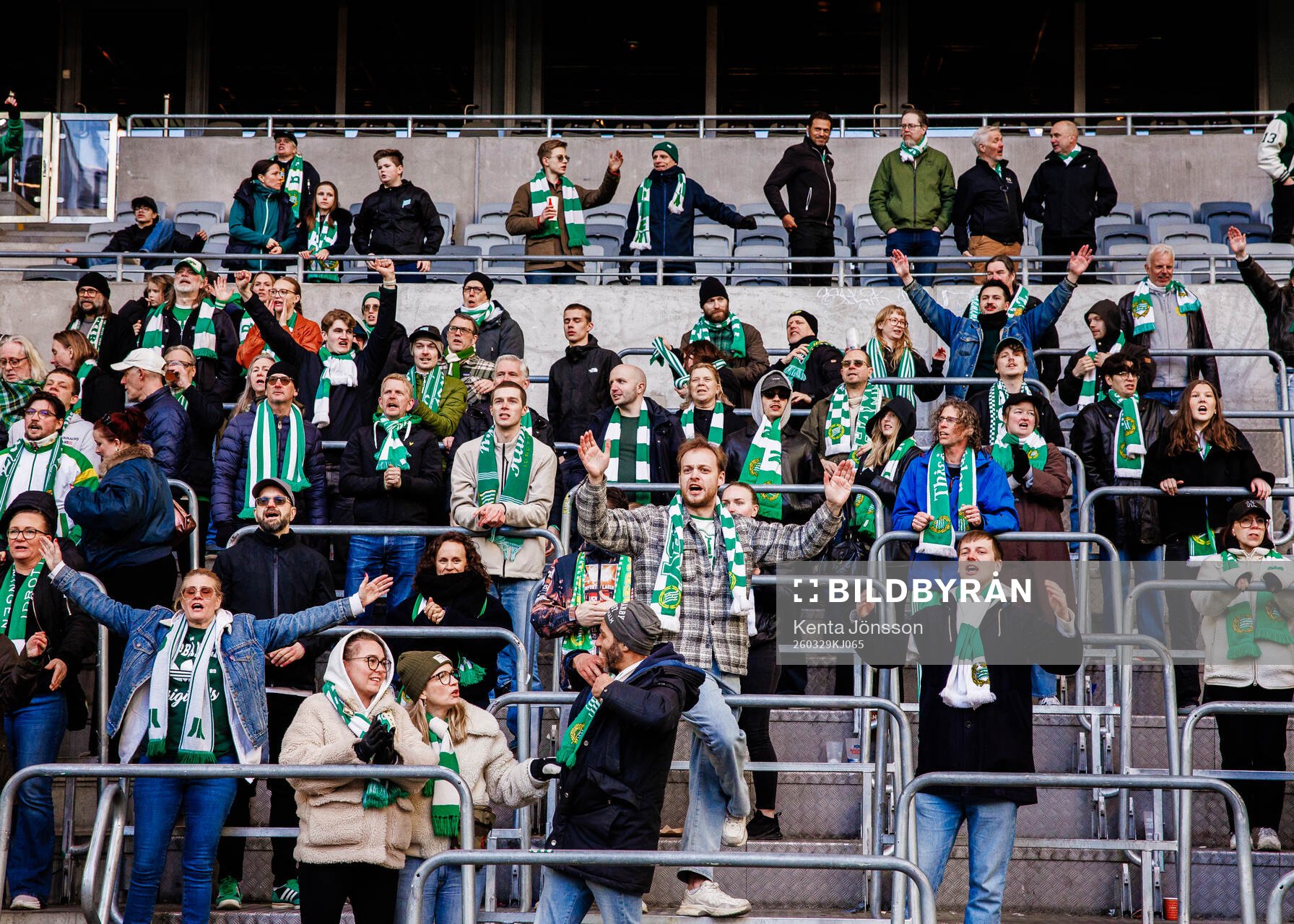 Hammarbys supportrar jublar