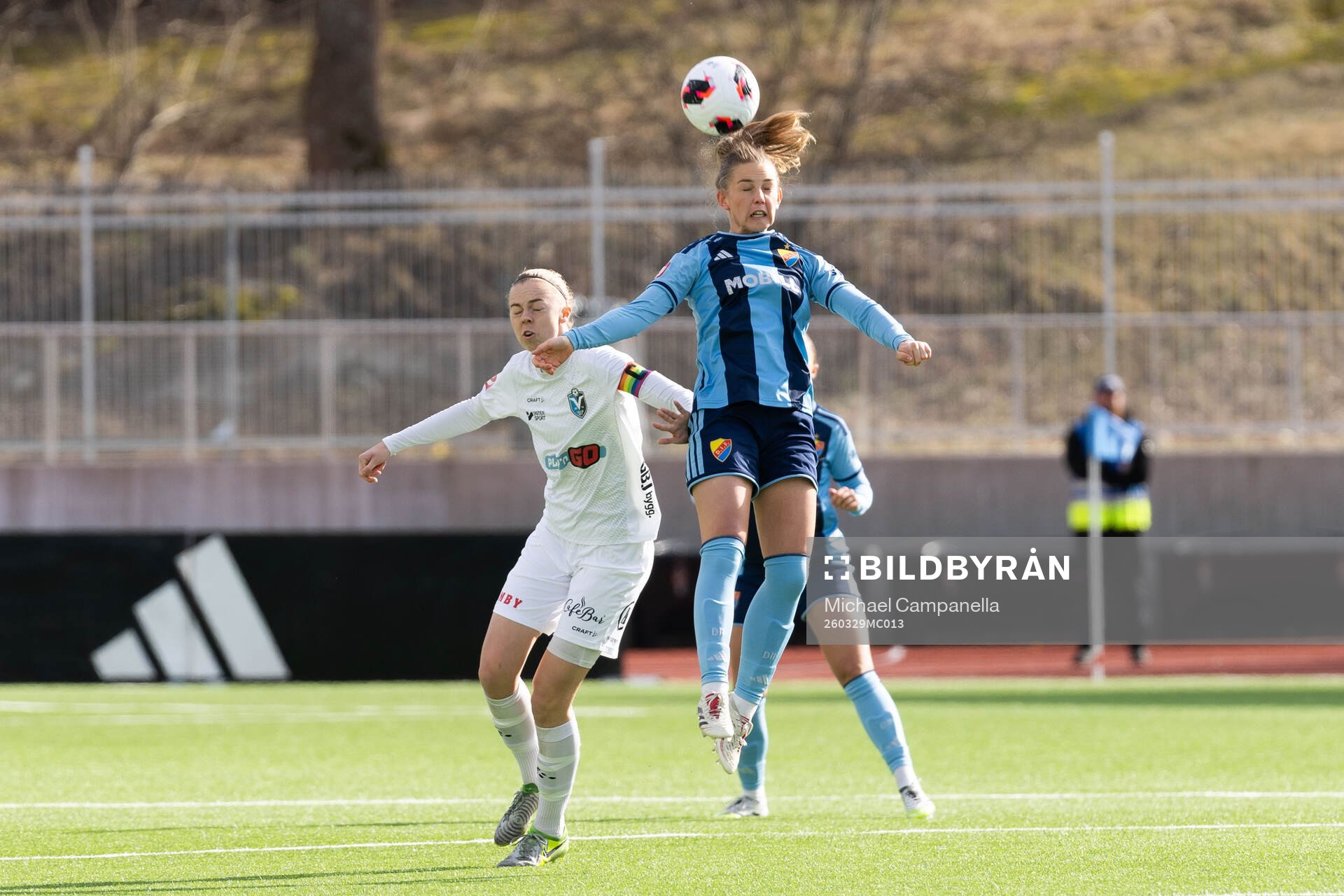 Växjö DFFs Elin Nilsson och Djurgårdens Elsa Pelgander