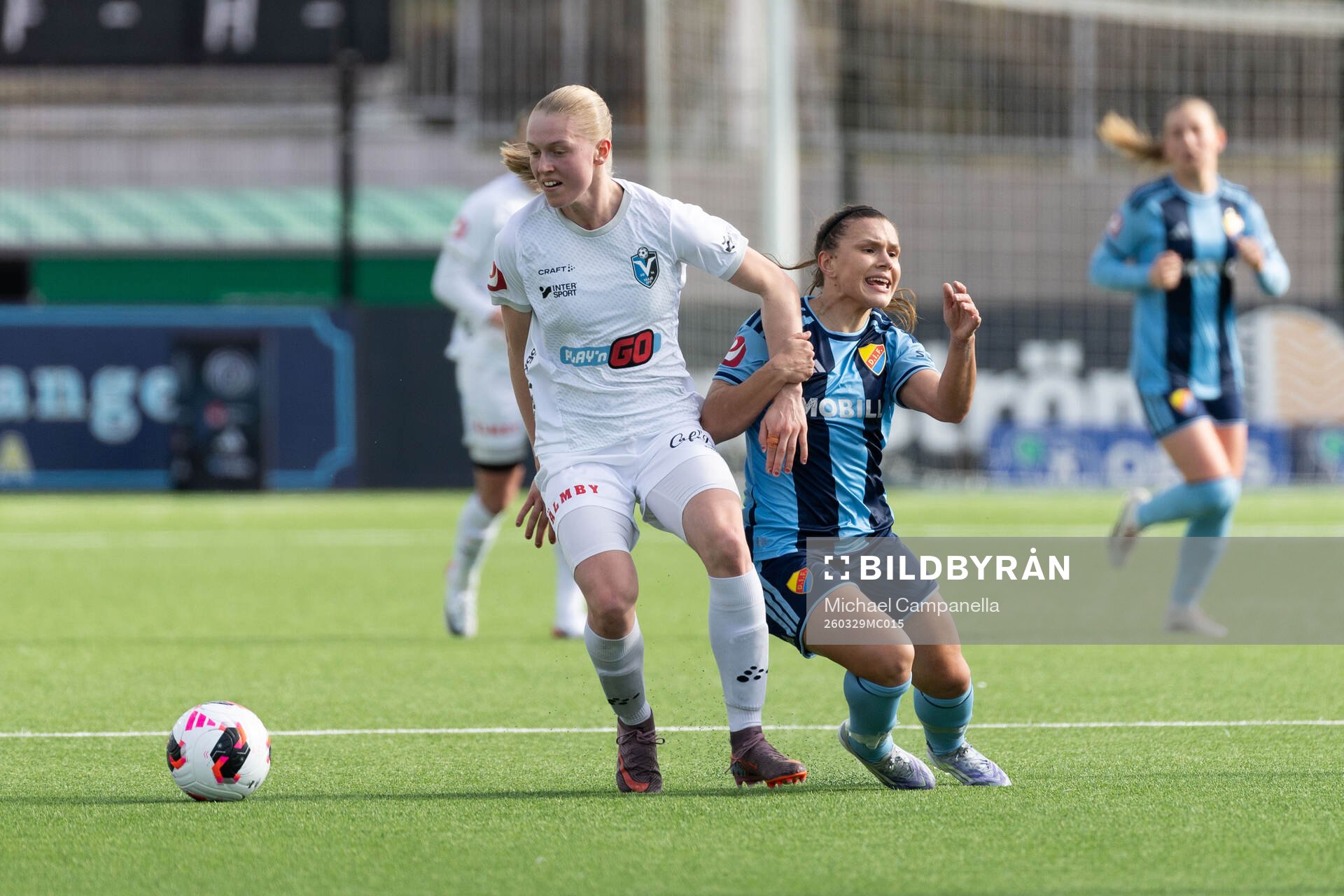 Växjö DFFs Saga Swedman och Djurgårdens Alexsandra