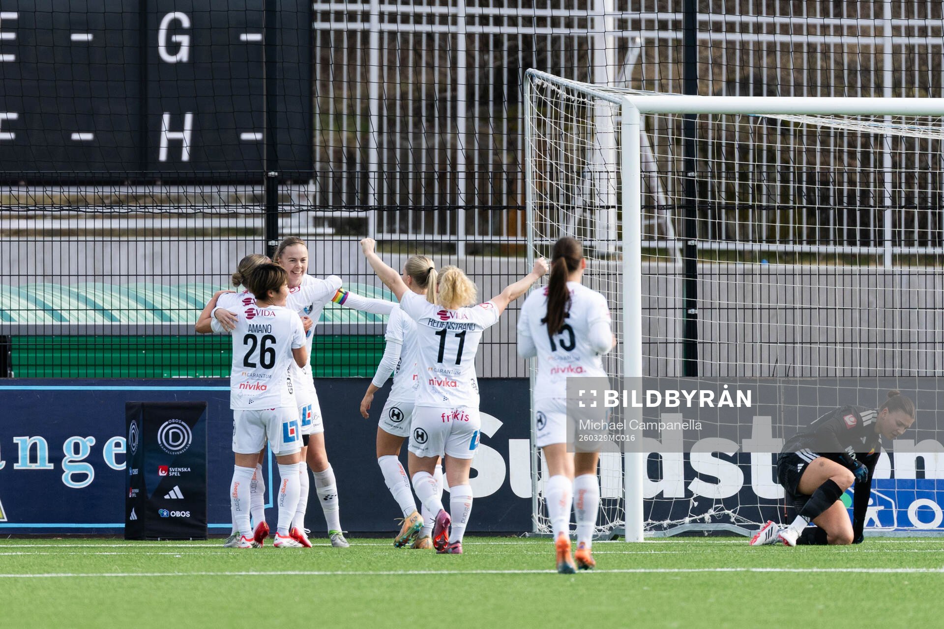 Växjö DFFs Maja Bodin jublar med lagkamrater