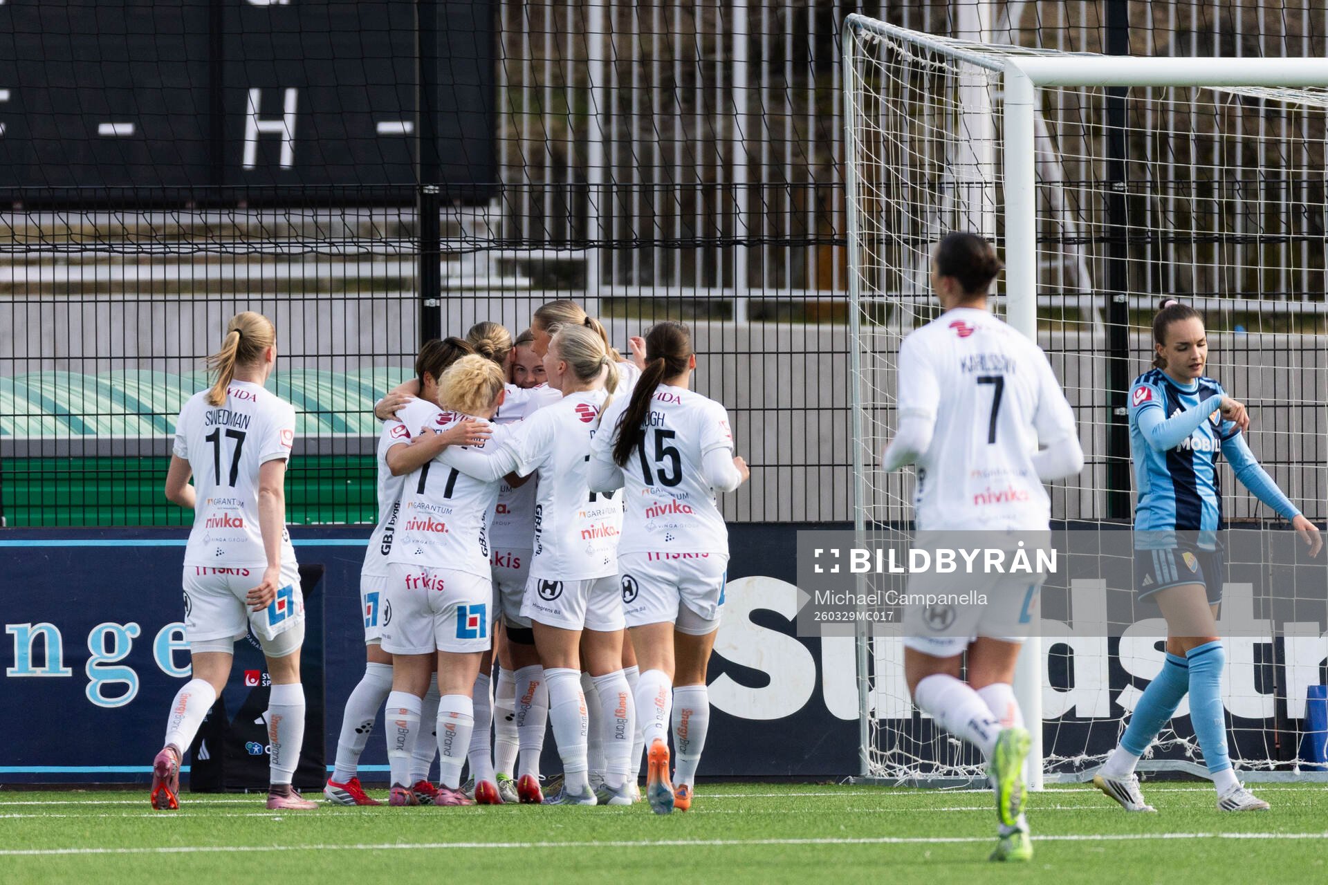 Växjö DFFs Maja Bodin jublar med lagkamrater