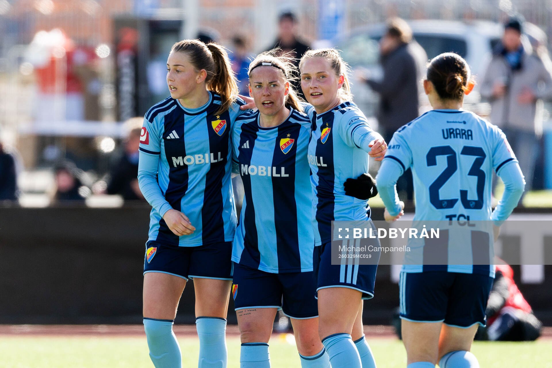 Djurgårdens Therese Åsland jublar med lagkamrater