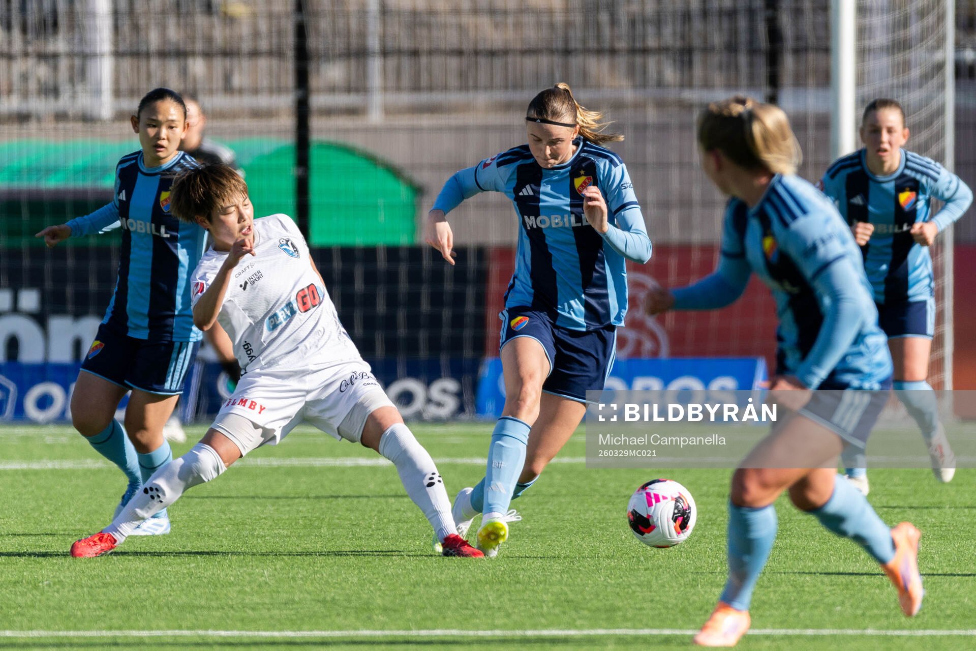Växjö DFFs Suzu Amano och Djurgårdens Fabienne