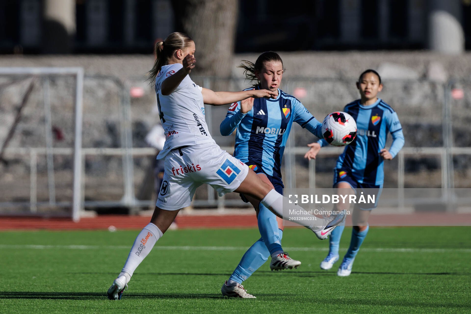 Växjö DFFs Alice Broman och Djurgårdens Elsa Pelgander