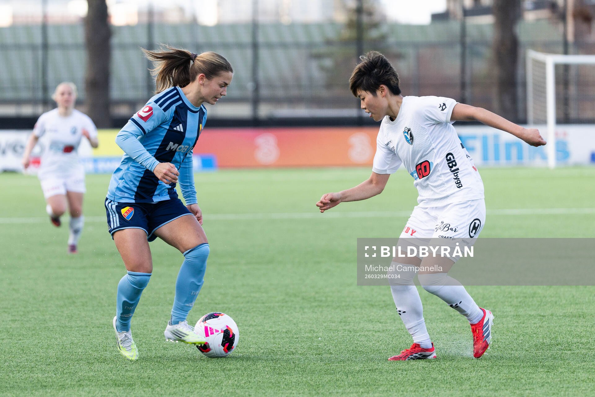 Djurgårdens Johanna Renmark och Växjö DFFs Suzu Amano