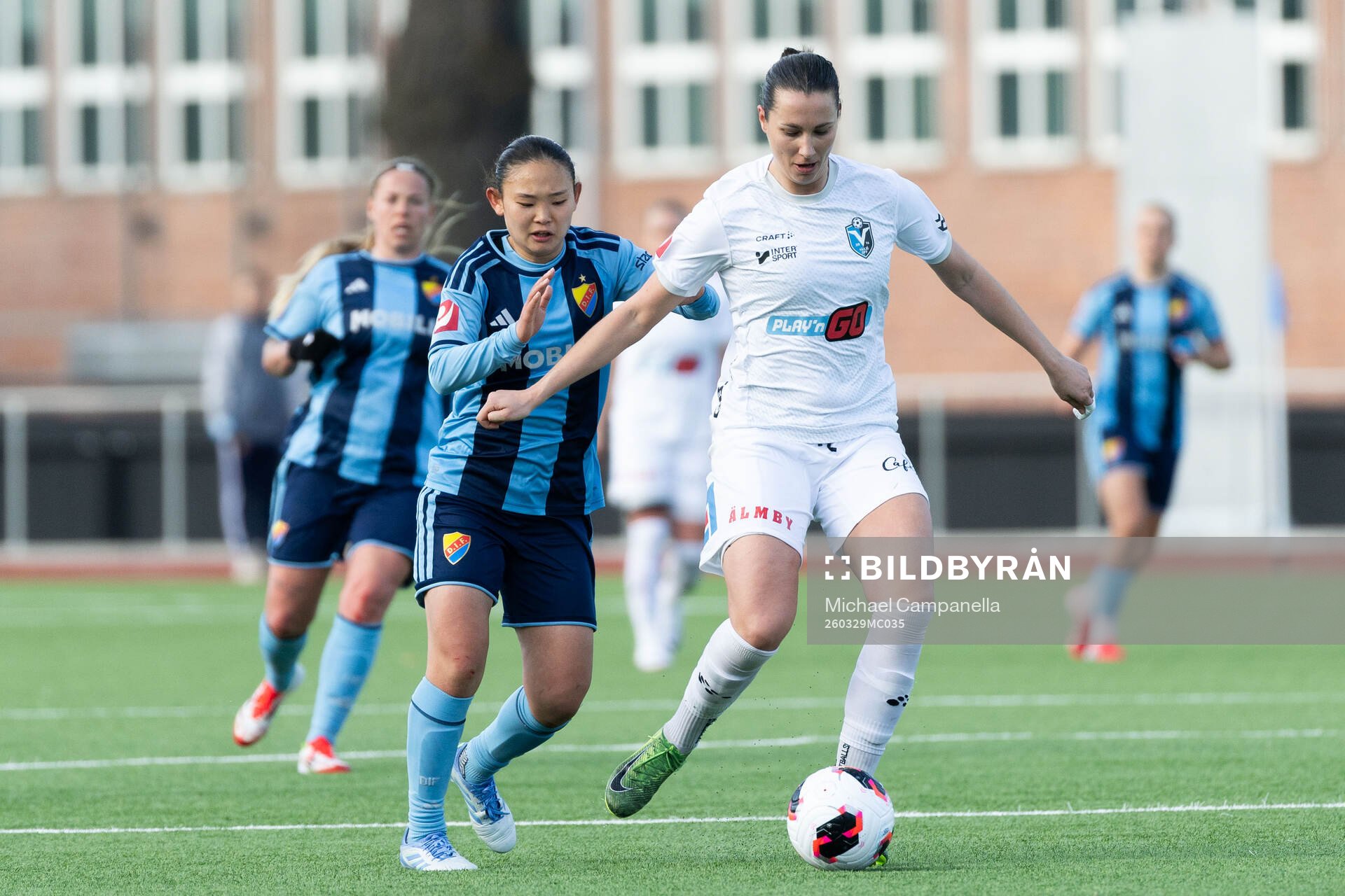 Djurgårdens Urara Watanabe och Växjö DFFs Nellie Karlsson
