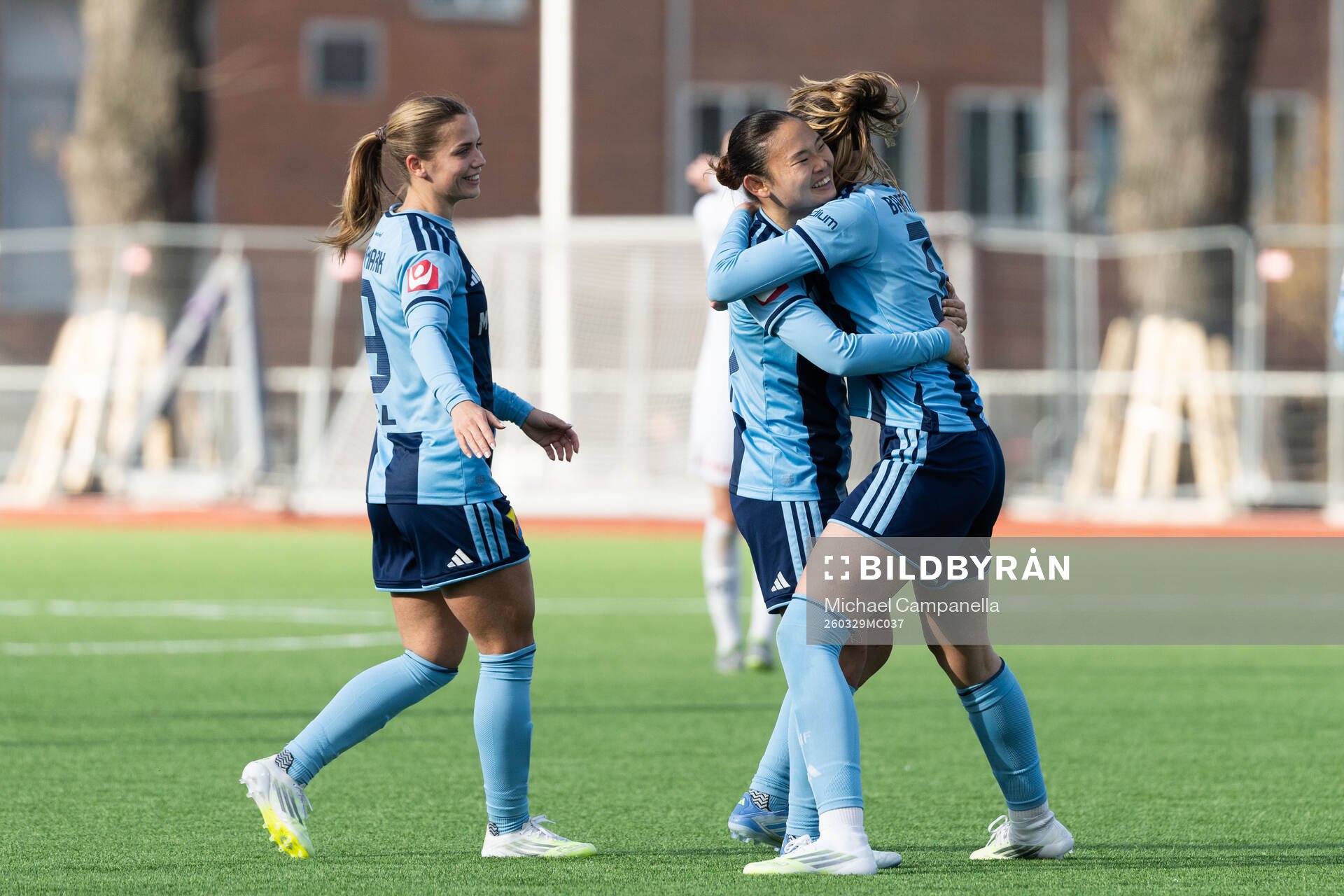 Djurgårdens Urara Watanabe jublar med Johanna Renmark och