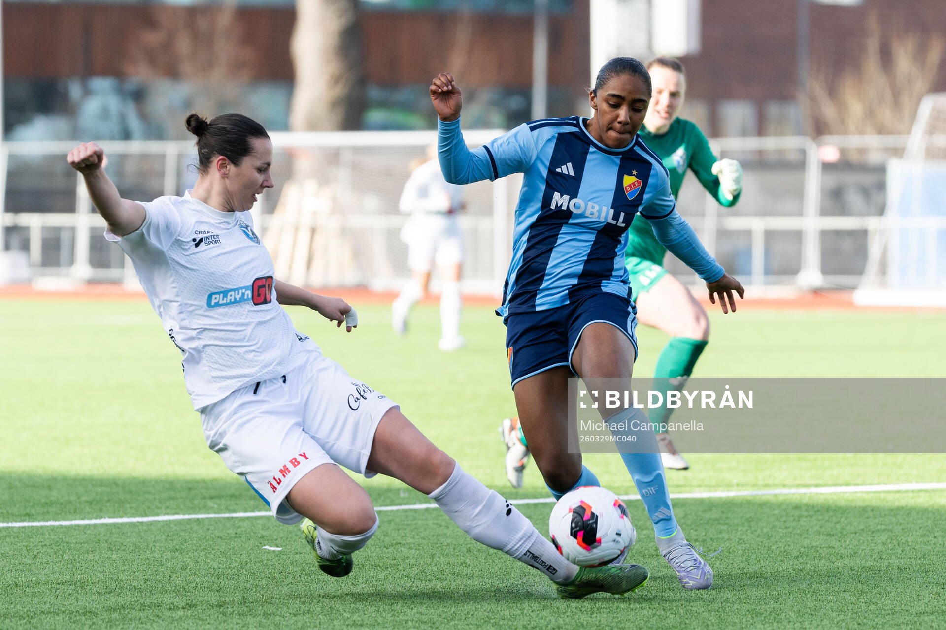 Växjö DFFs Nellie Karlsson och Djurgårdens Alicia Garner
