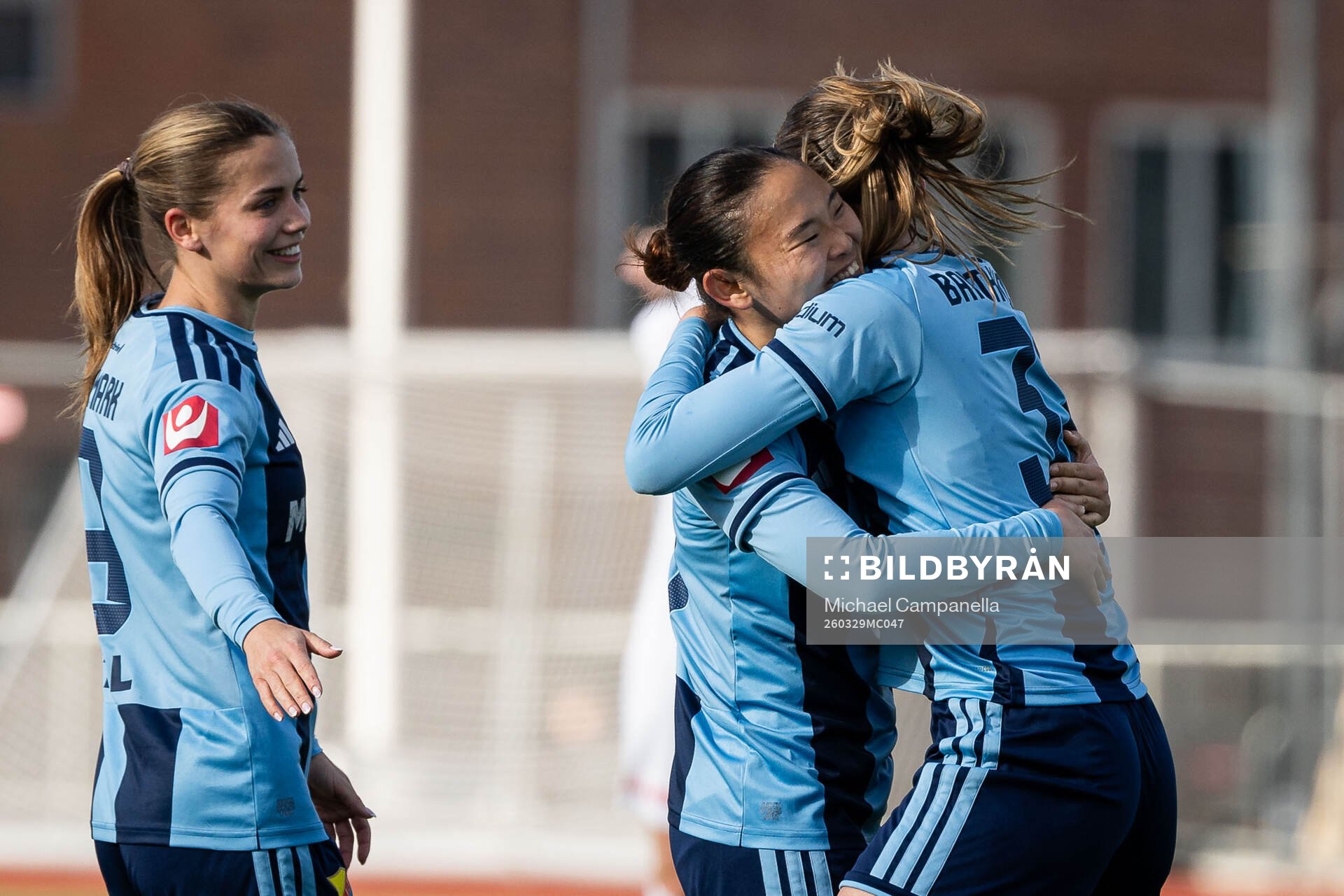 Djurgårdens Urara Watanabe jublar med Fabienne Bartholdson