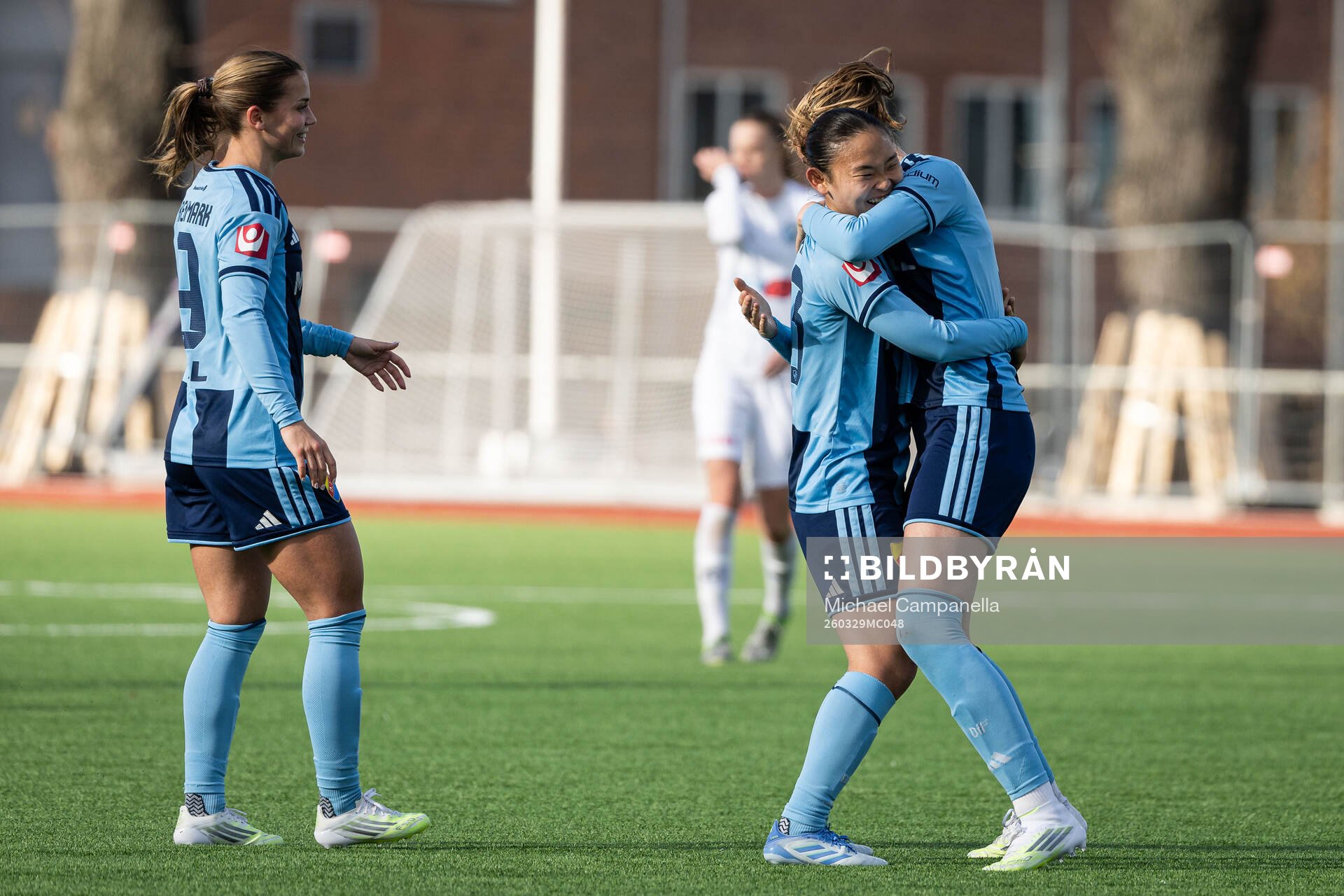 Djurgårdens Urara Watanabe jublar med Fabienne Bartholdson