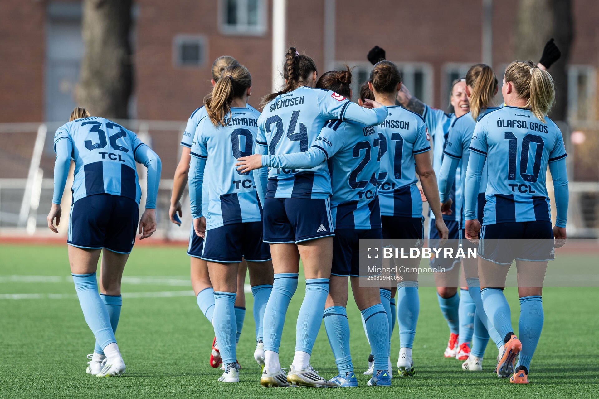 Djurgårdens Urara Watanabe jublar med lagkamrater